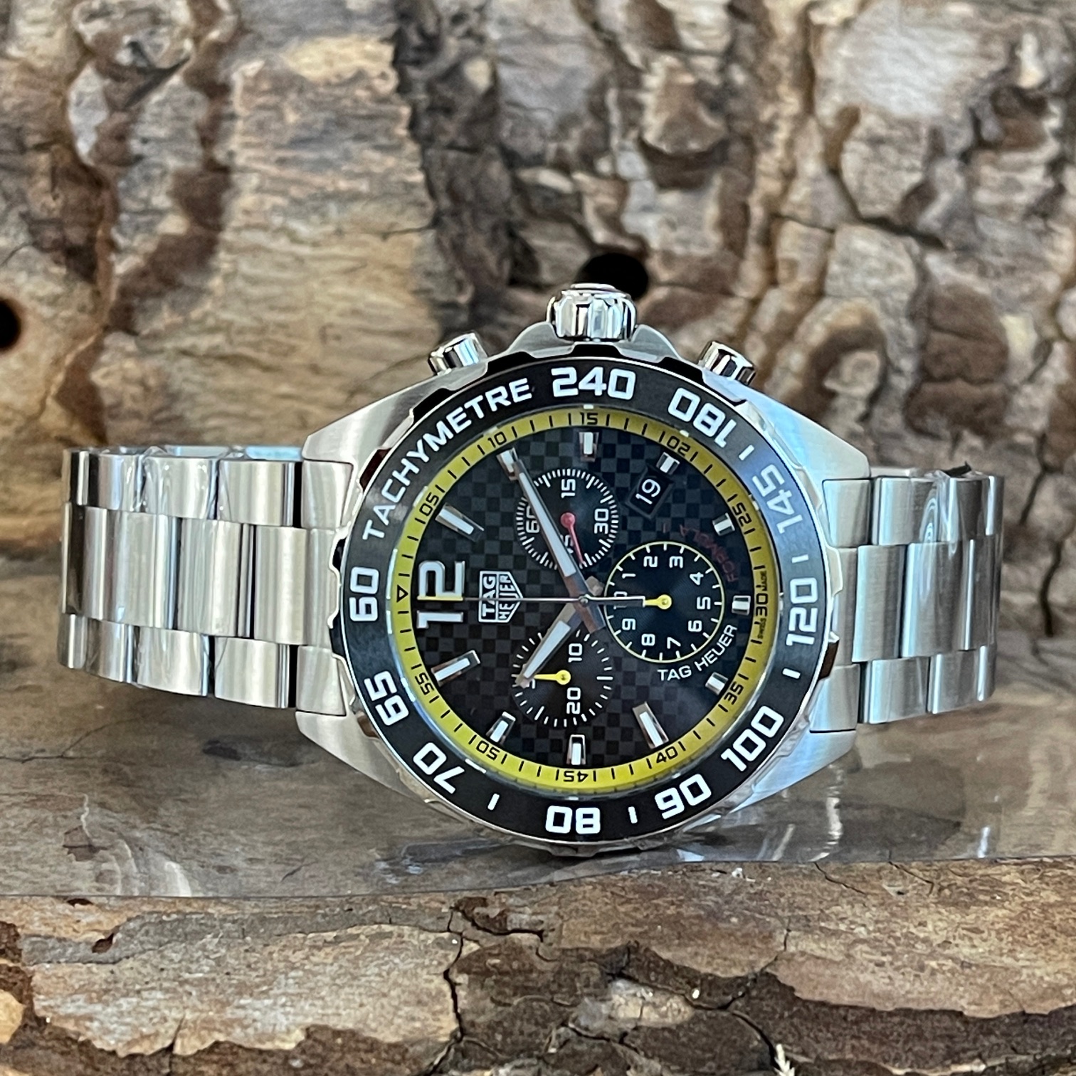 TAG Heuer Formula 1 - VERKLEBT - UNGETRAGEN - Ref. CAZ101AC Vollverklebt edelstahl mit schwarzem Zifferblatt - Liegendeansicht der Uhr