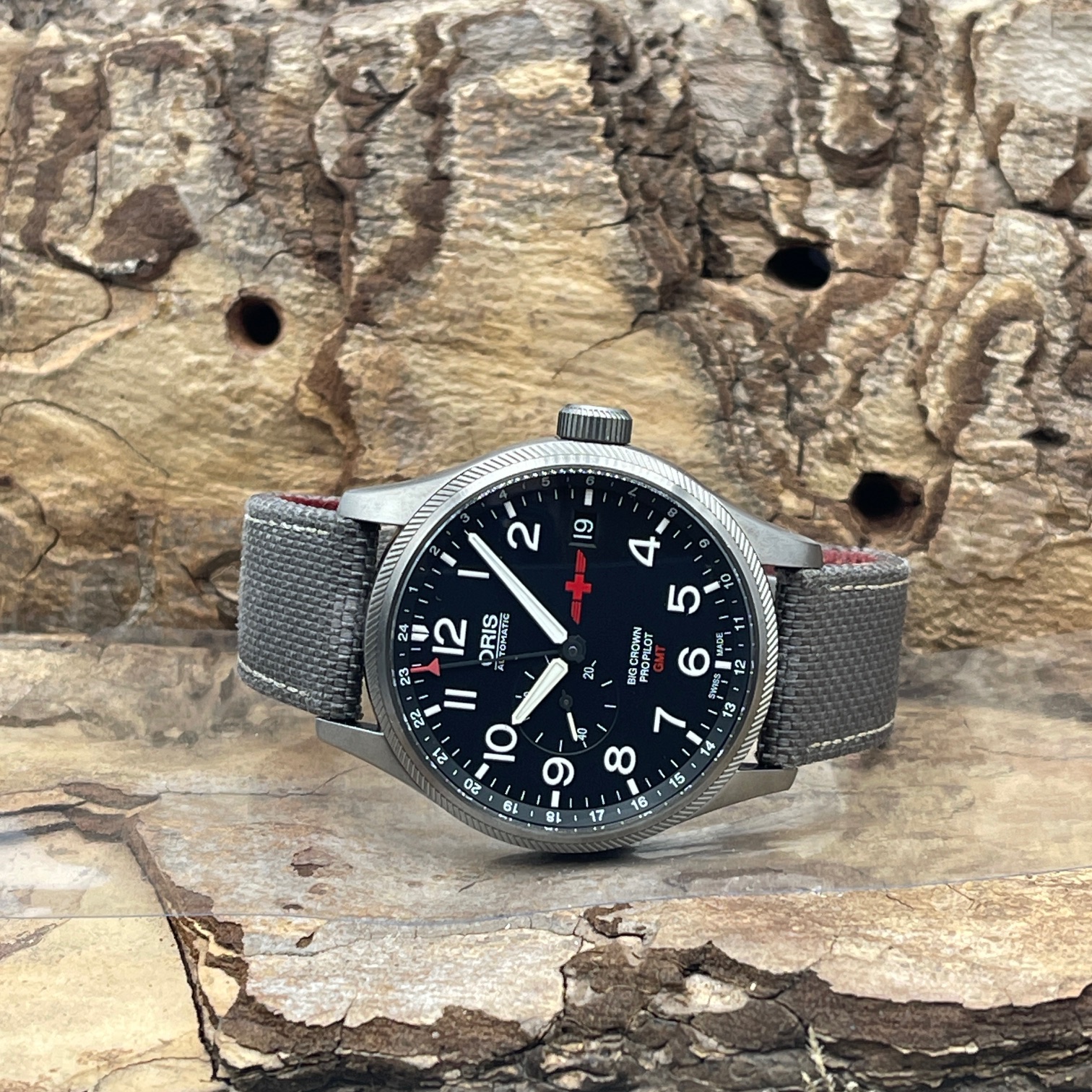 Oris - Big Crown Propilot Gmt Rega Limited Edition - FULLSET 2018 - Ref. 01 748 7710 4284-Set - Stahl mit schwarzem zifferblatt in sehr gutem Zustand- Liegendeansicht der Uhr