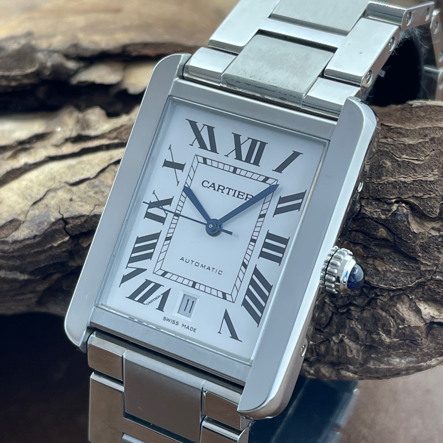 Cartier - Tank Solo XL - FULLSET 2021 - Ref. 3515 - Edelstahl mit weißem Zifferblat in sehr gutem Zustand - Detailansicht der Uhr