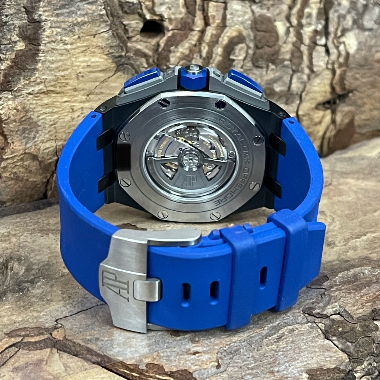 Audemars Piguet - Royal Oak Offshore 44 Chrono - FULLSET 2022 - Ref. 26405CE.OO.A030CA - Keramik mit blauem Zifferblatt in sehr gutem Zuistand - Rückseite der Uhr mit Dornschließe und Gehäuse