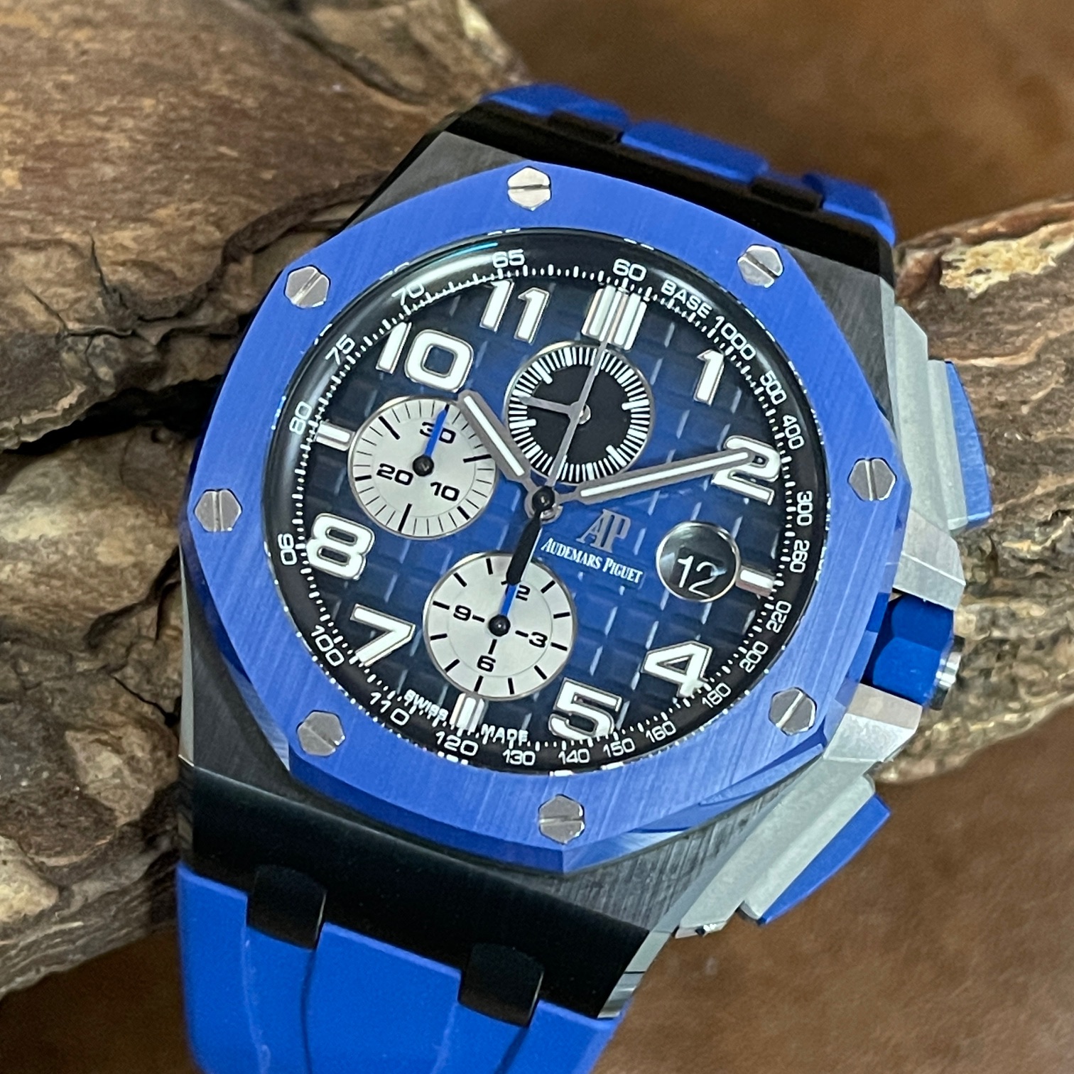 Audemars Piguet - Royal Oak Offshore 44 Chrono - FULLSET 2022 - Ref. 26405CE.OO.A030CA - Keramik mit blauem Zifferblatt in sehr gutem Zuistand - Detailansicht der Uhr