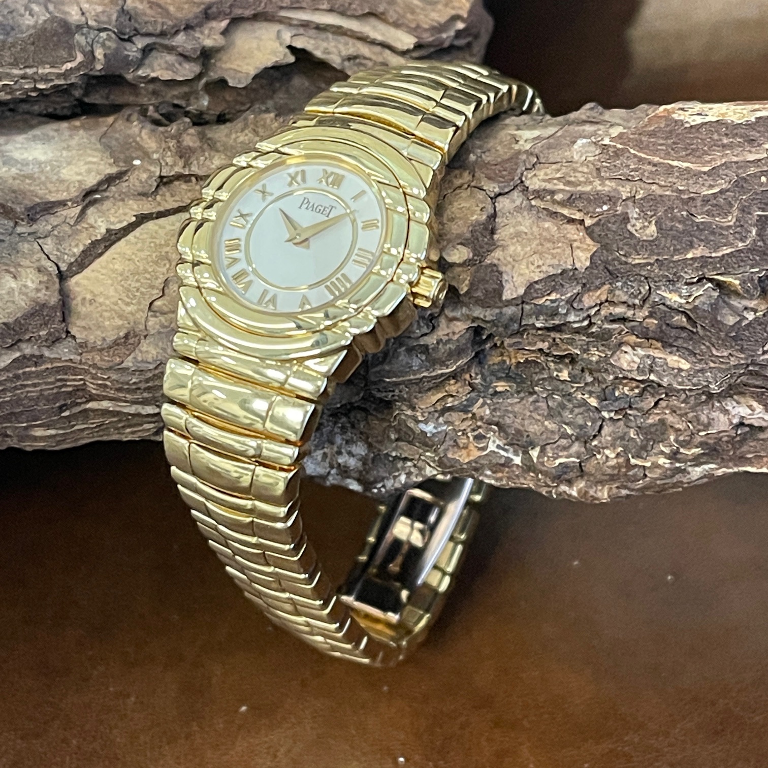 Piaget - Tanagra - 750er Gelbgold - Ref. 16033 M 401D -Weißes Zifferblatt in sehr Guter Zustand - Gesamtansicht der Uhr