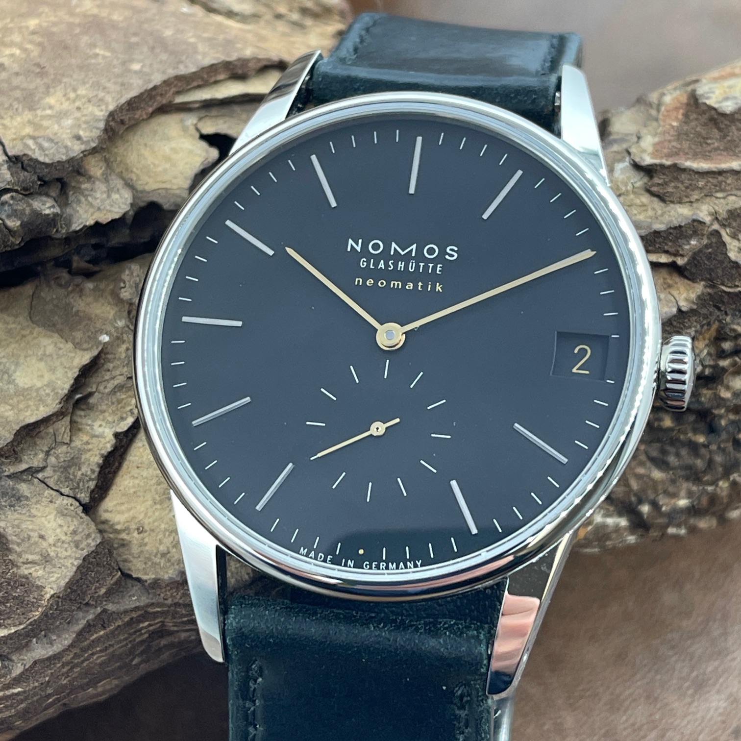 Nomos Glashütte - Orion Datum - FULLSET 2025 - UNGETRAGEN - Ref. 366 - Edelstahl mit schwarzem Zifferblatt - Detailansicht der Uhr