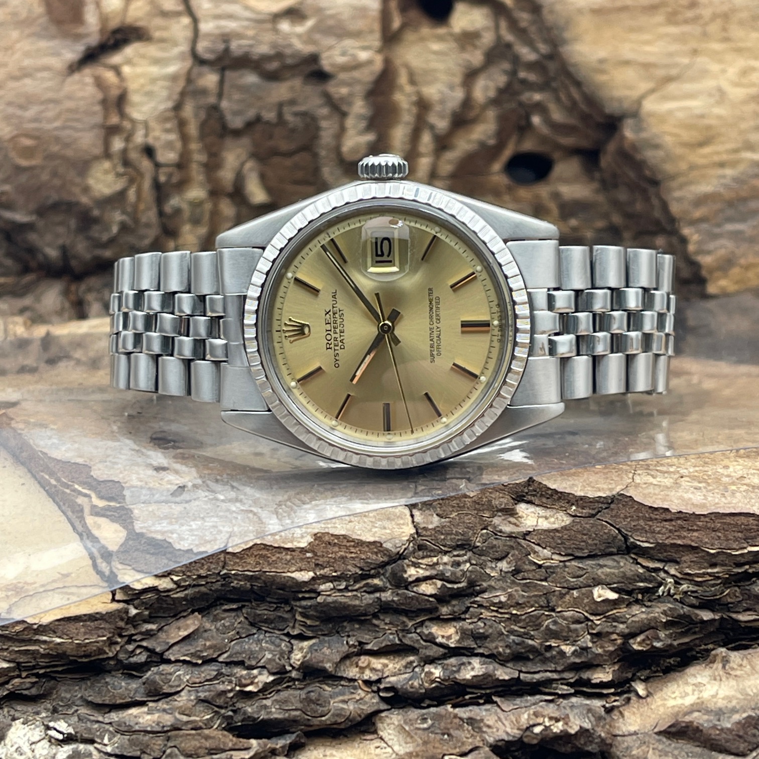 Rolex - Datejust 36 - Ref.1603 - VINTAGE - Stahl mit champagner Zifferblatt in sehr gutem Zustand - Liegendeansicht der Uhr