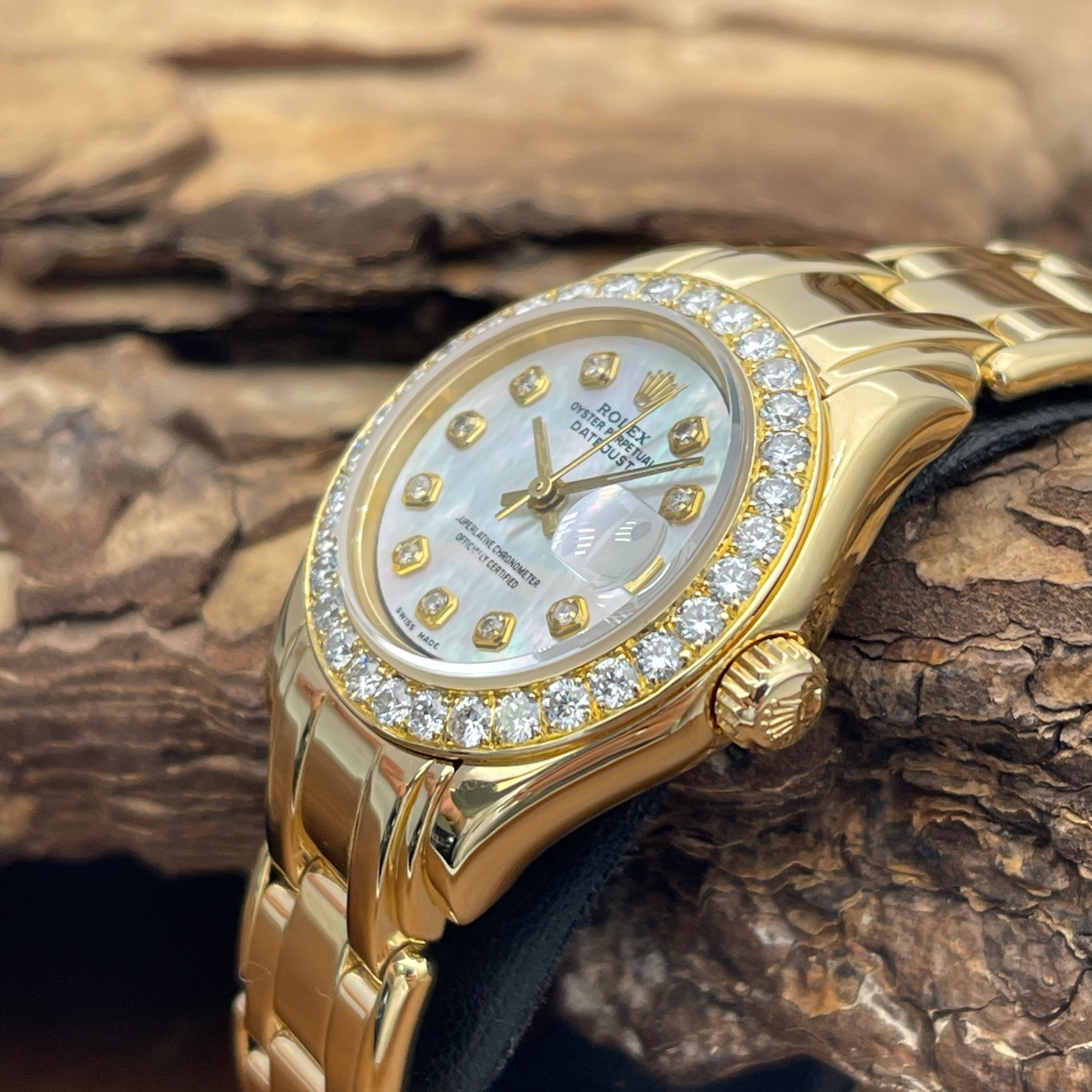 Rolex - Pearlmaster - 18K Yellow Gold app. 102gr. - Ref. 80298 - in sehr gutem Zustand mit perlmutt Zifferblatt - Seitenansicht der Uhr mit Krone