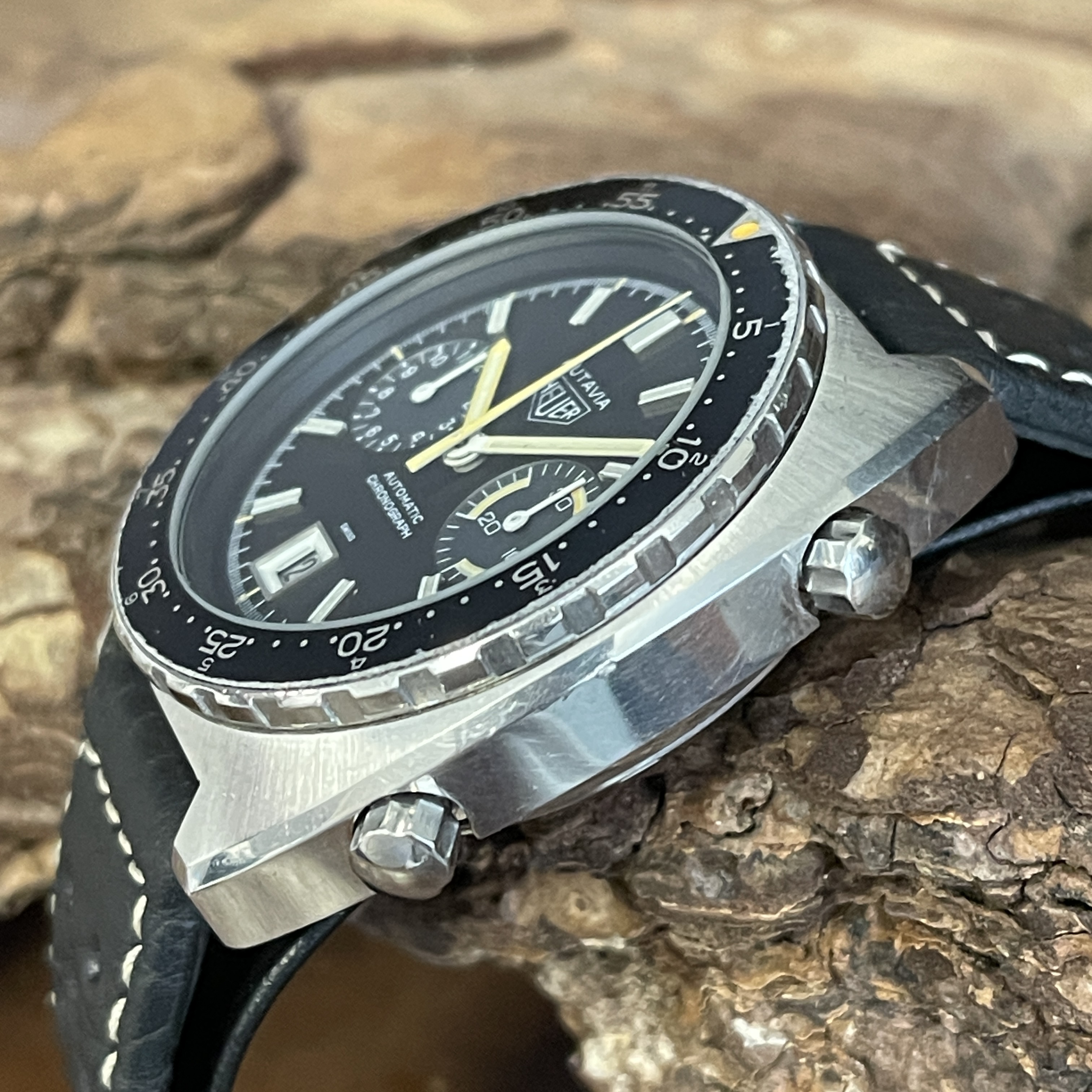 Heuer - Autavia - Ref. 11630 - Vintage , unpoliert mit schwarzem Zifferblatt - Seitenansicht der Uhr mit Krone