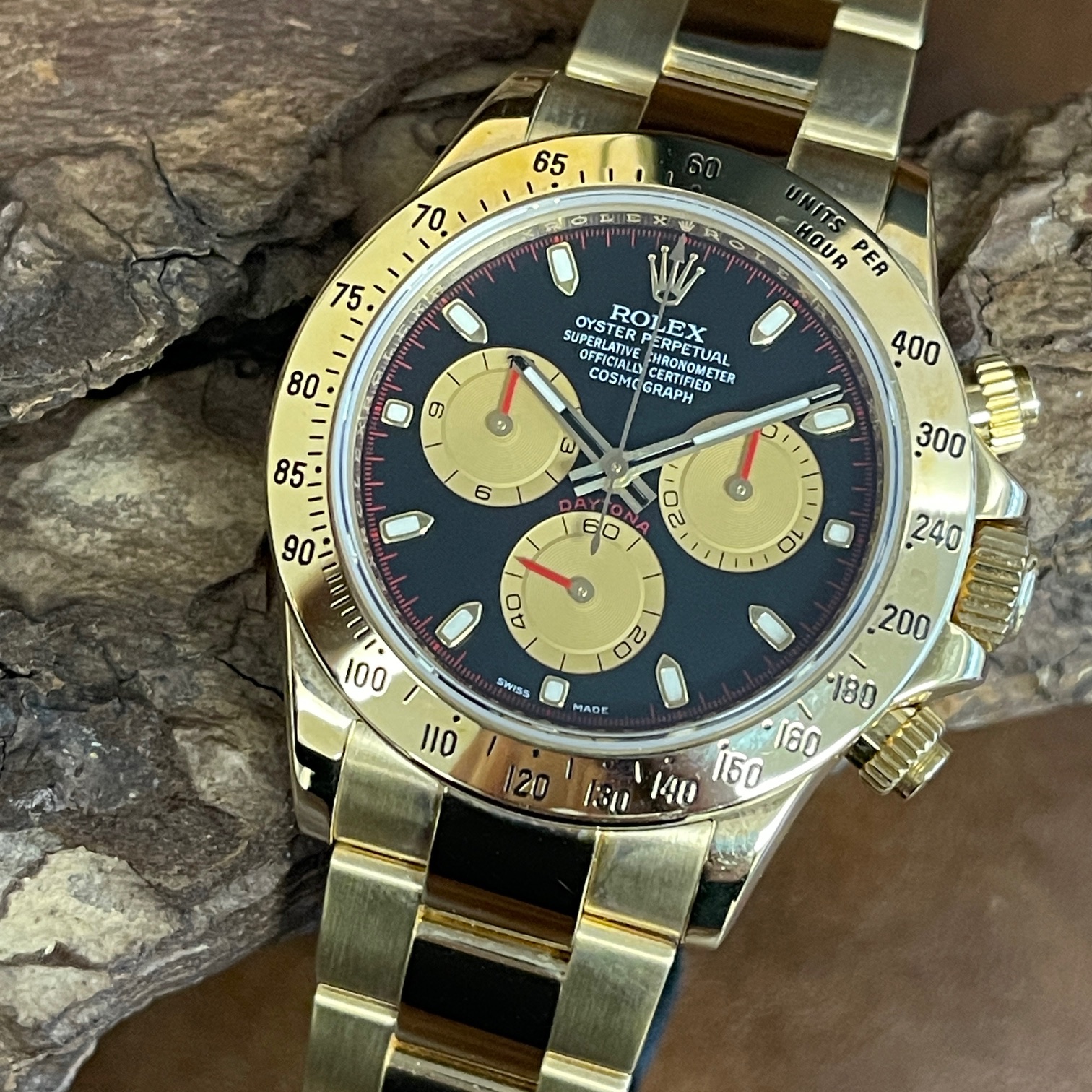Rolex - Daytona - FULLSET - Ref. 116528, mit schwarzes Zifferblatt, Gelbgold 18kt in sehr guter zustand - Detailansicht der Uhr