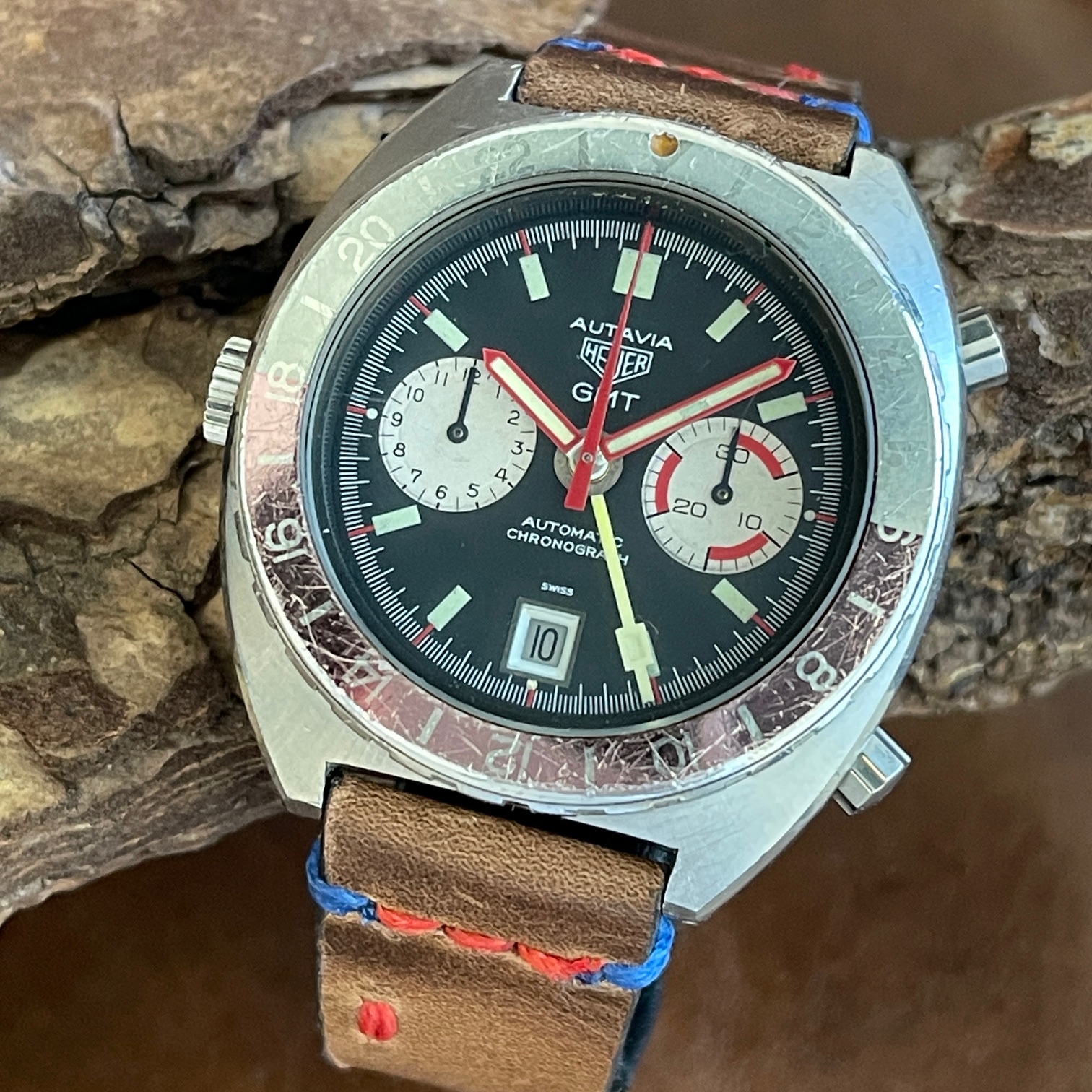 Heuer - Autavia GMT - Kal. 14 - Vintage - Ref. 11630 , unpoliert mit schwarzem Zifferblatt - Detailansicht der Uhr