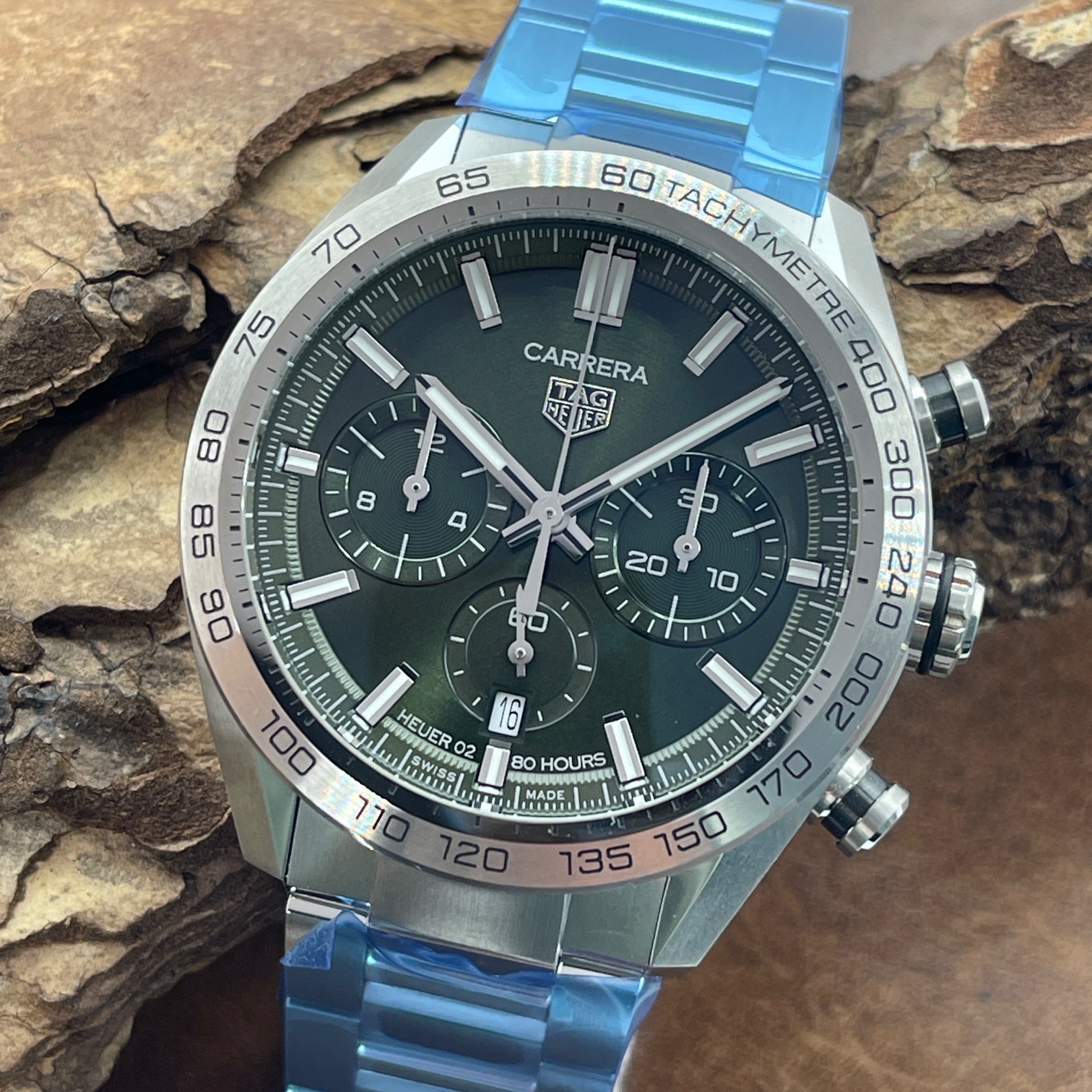 TAG Heuer - Carrera Chrono Calibre 02 - NEUWARE - FULLSET 2023 - Ref. CBN2a10.ba0643 - stahl mit grünem Zifferblatt -NEUWARE - Detailansicht der Uhr