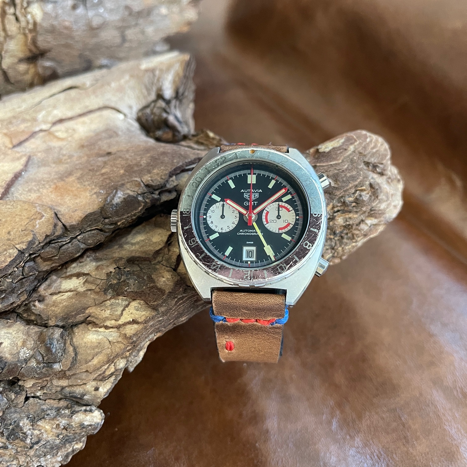 Heuer - Autavia GMT - Kal. 14 - Vintage - Ref. 11630 , unpoliert mit schwarzem Zifferblatt - Gesamtansicht der Uhr