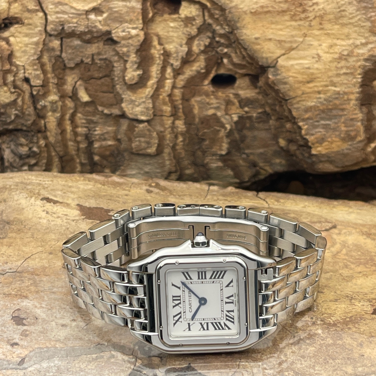 Cartier - Panthere Medium - Edelstahl - Ref. 4016 - Mit Cartier Box und weißem Zifferblatt - Liegendeansicht der Uhr