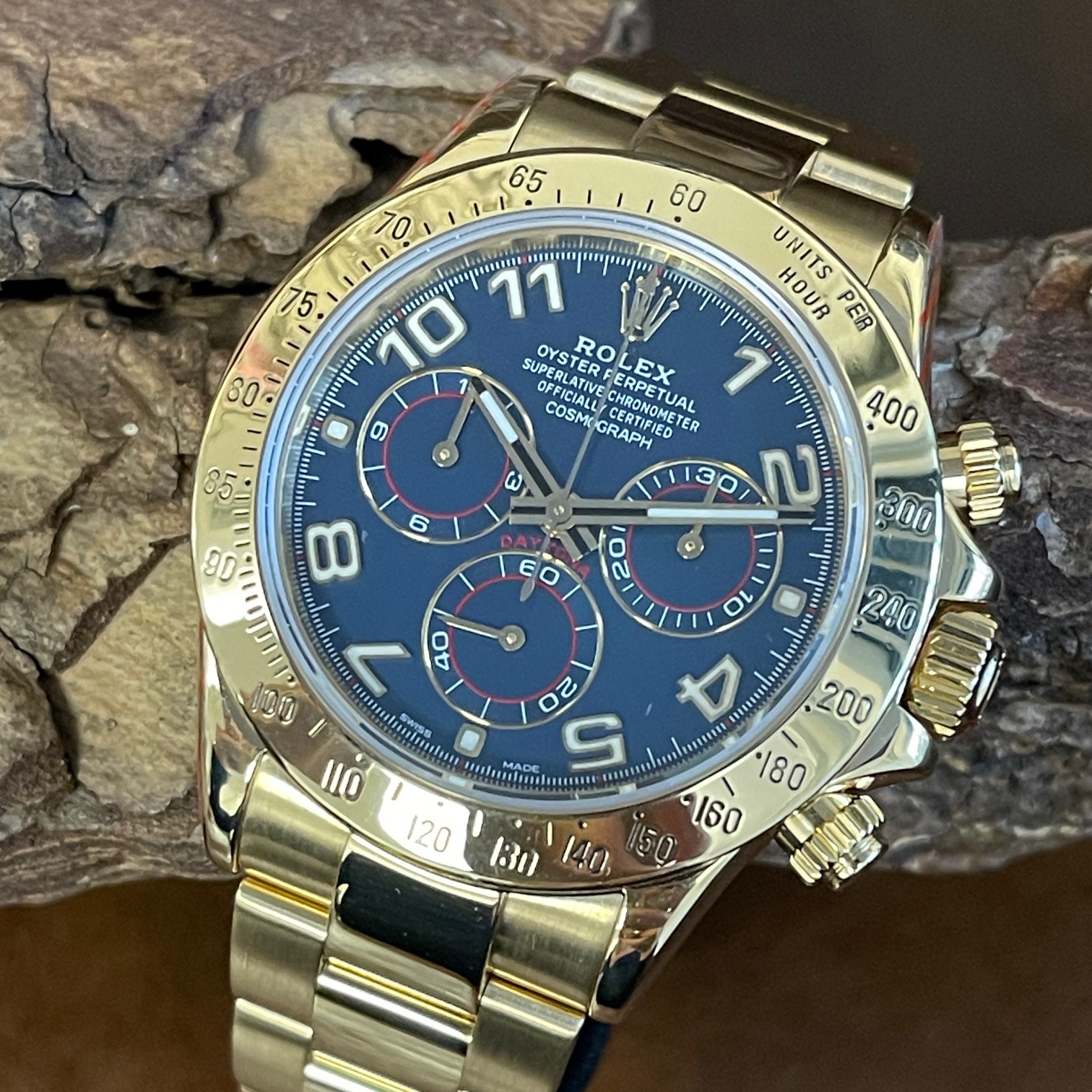 Rolex - Daytona Blue Racing Dial - FULLSET - Ref. 116528, sehr guter Zustand, blaues Racing Zifferblatt, 40mm, Gelbgold 18kt, Detailansicht der Uhr