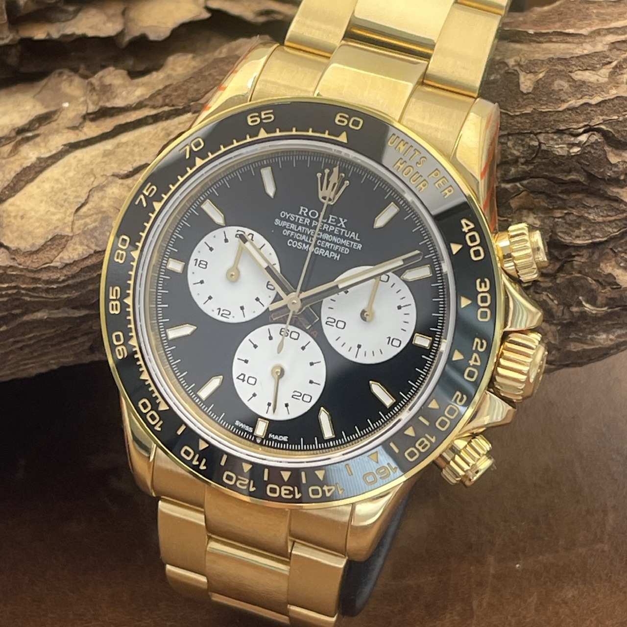 Rolex - Daytona "Le Mans"- FULLSET - Ref. 116528, sehr guter Zustand, Aftermarket, 40mm, schwarzes Le Mans Zifferblatt, Gelbgold 750, Detailansicht der Uhr