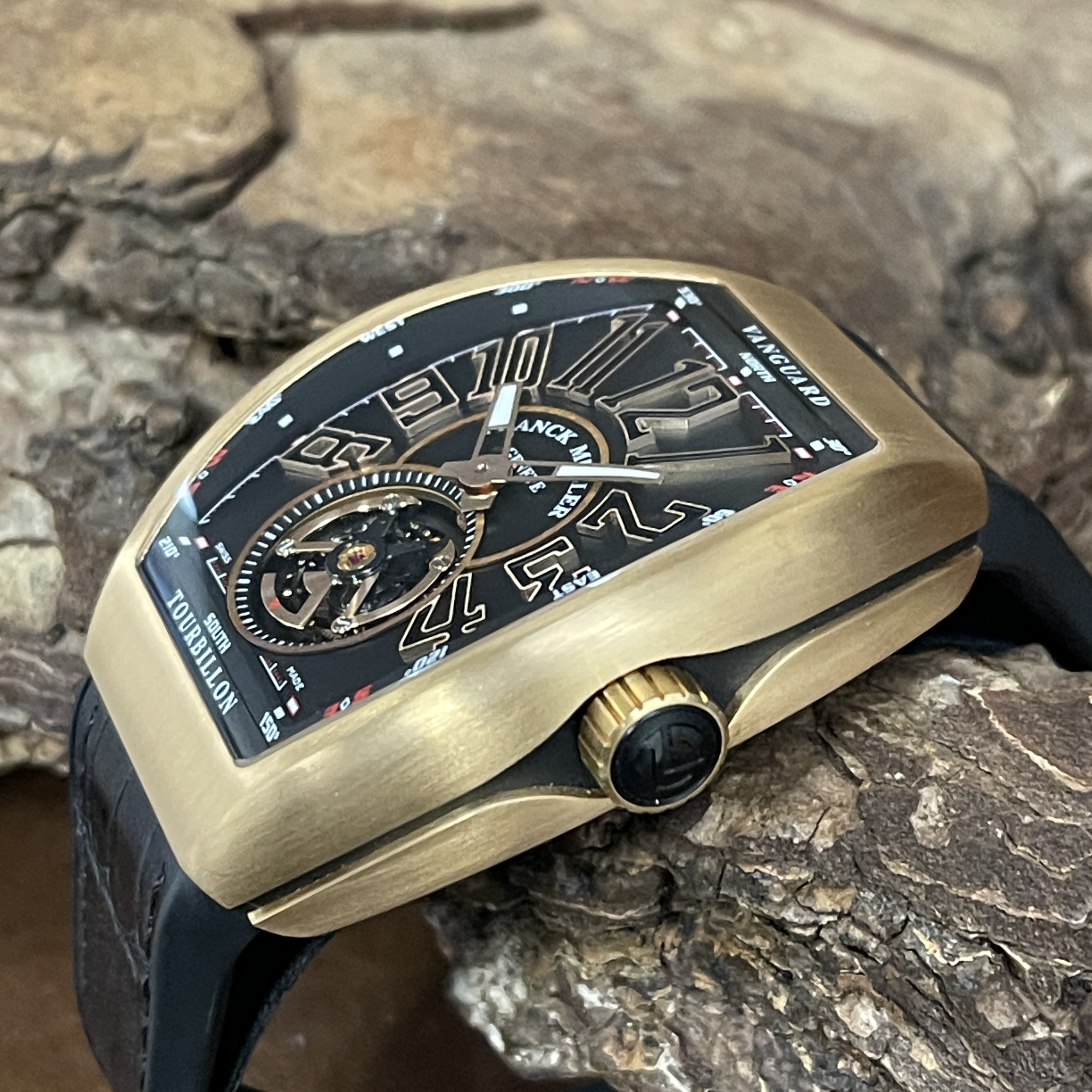 Franck Muller Vanguard V45 Tourbillon - FULL SET 2025 Listpreis 129000€- Ref. V 45 T 5N BRNR - Rosegold mit schwarzem Zifferblatt in sehr gutem Zustand - Gesamtansicht der Uhr mit Krone