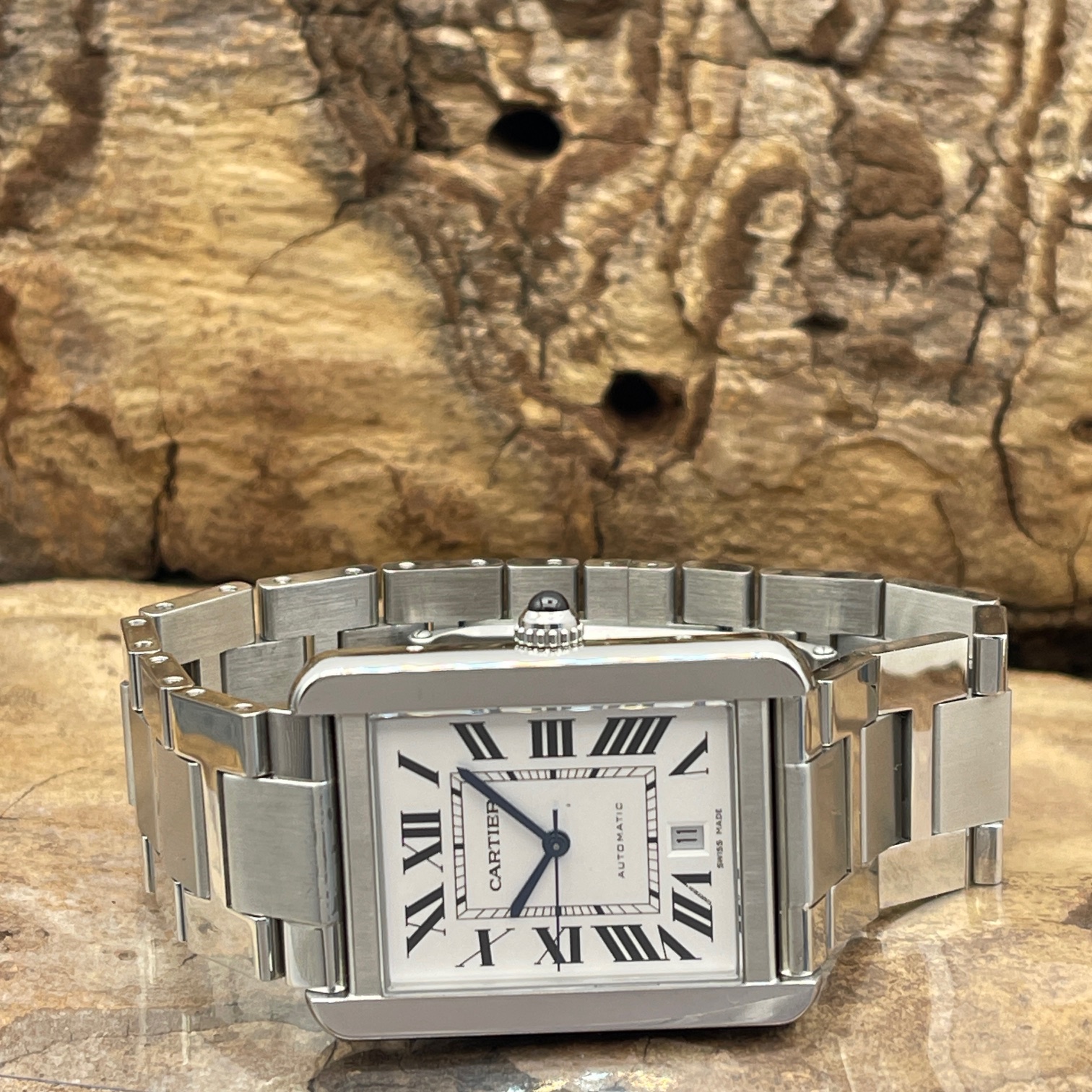 Cartier - Tank Solo XL - FULLSET 2021 - Ref. 3515 - Edelstahl mit weißem Zifferblat in sehr gutem Zustand - Liegendeansicht der Uhr