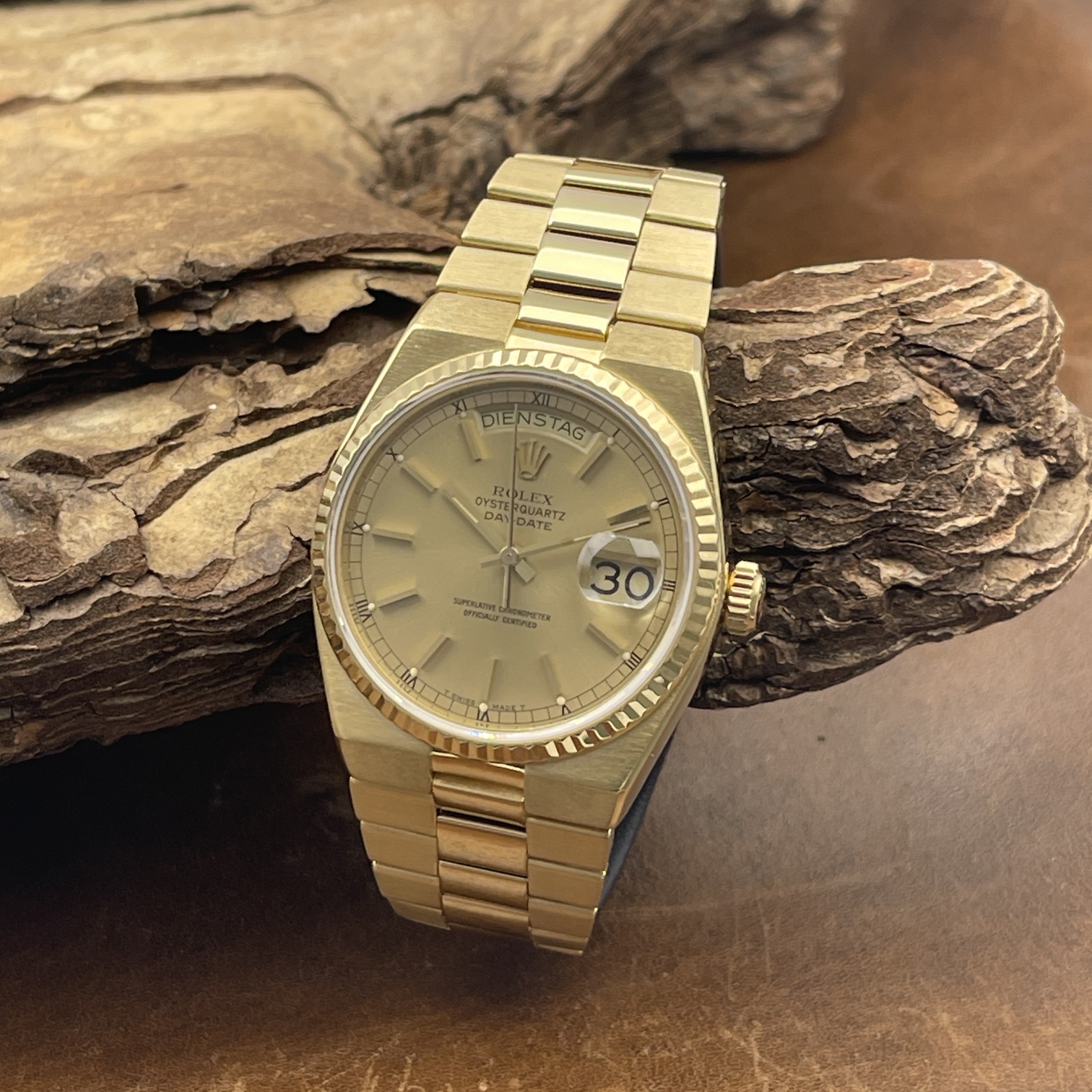 Rolex - Day-Date Oysterquarz 18ct Yellow Gold - Ref. 19018