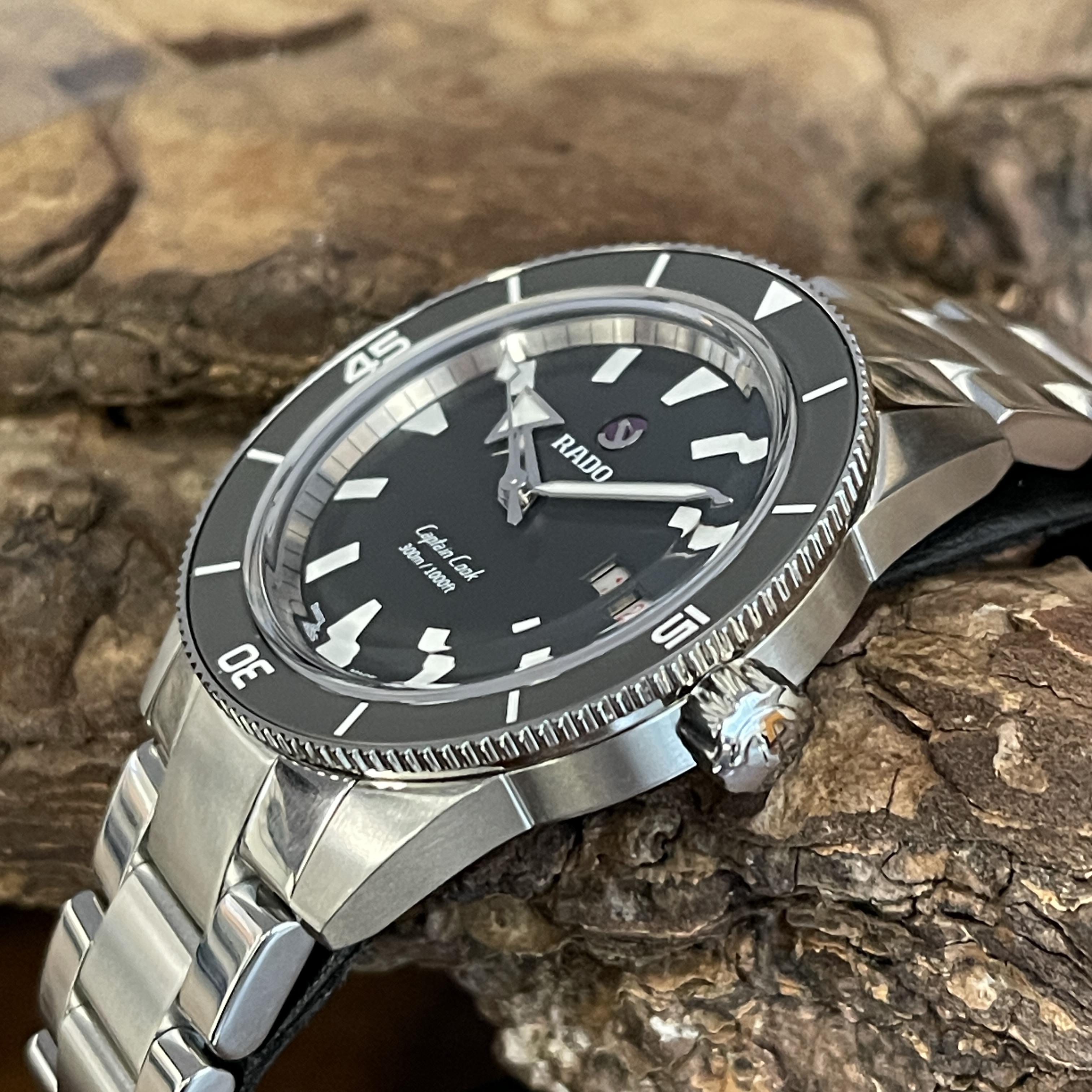 Rado Captain Cook Automatik - FULL SET 2024 - Limited - 42mm , Titan, Keramik mit schwarzem Zifferblatt in ungetragner Zustand - Seitenansicht der Uhr mit Krone