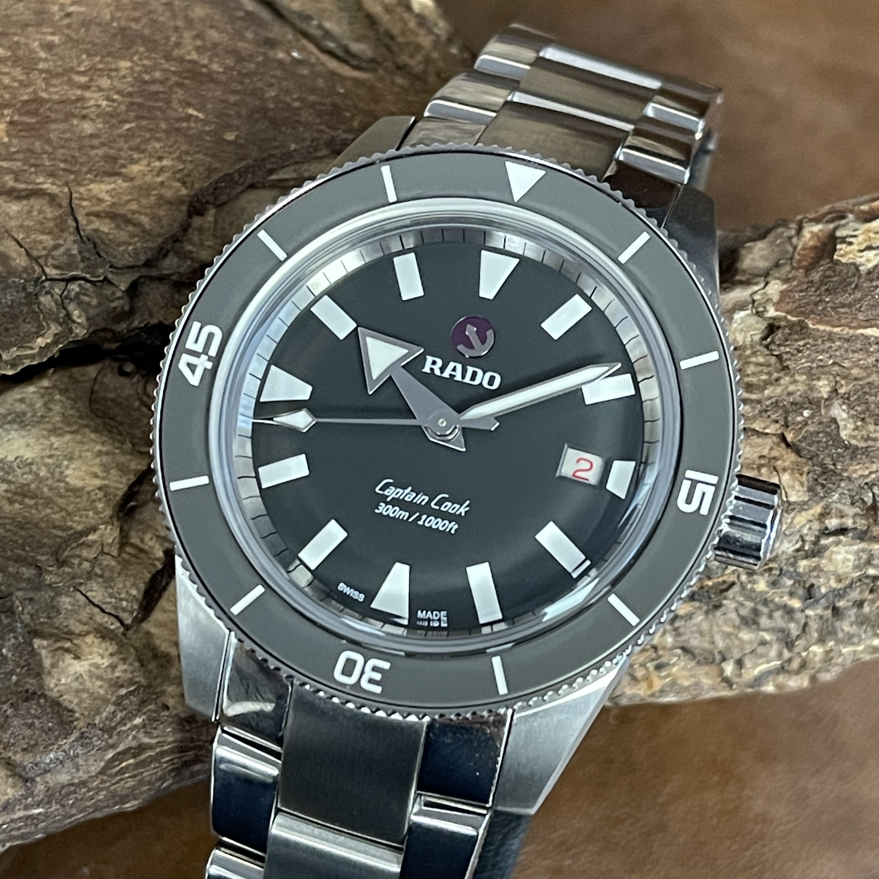 Rado Captain Cook Automatik - FULL SET 2024 - Limited - 42mm , Titan, Keramik mit schwarzem Zifferblatt in ungetragner Zustand - Detailansicht der Uhr