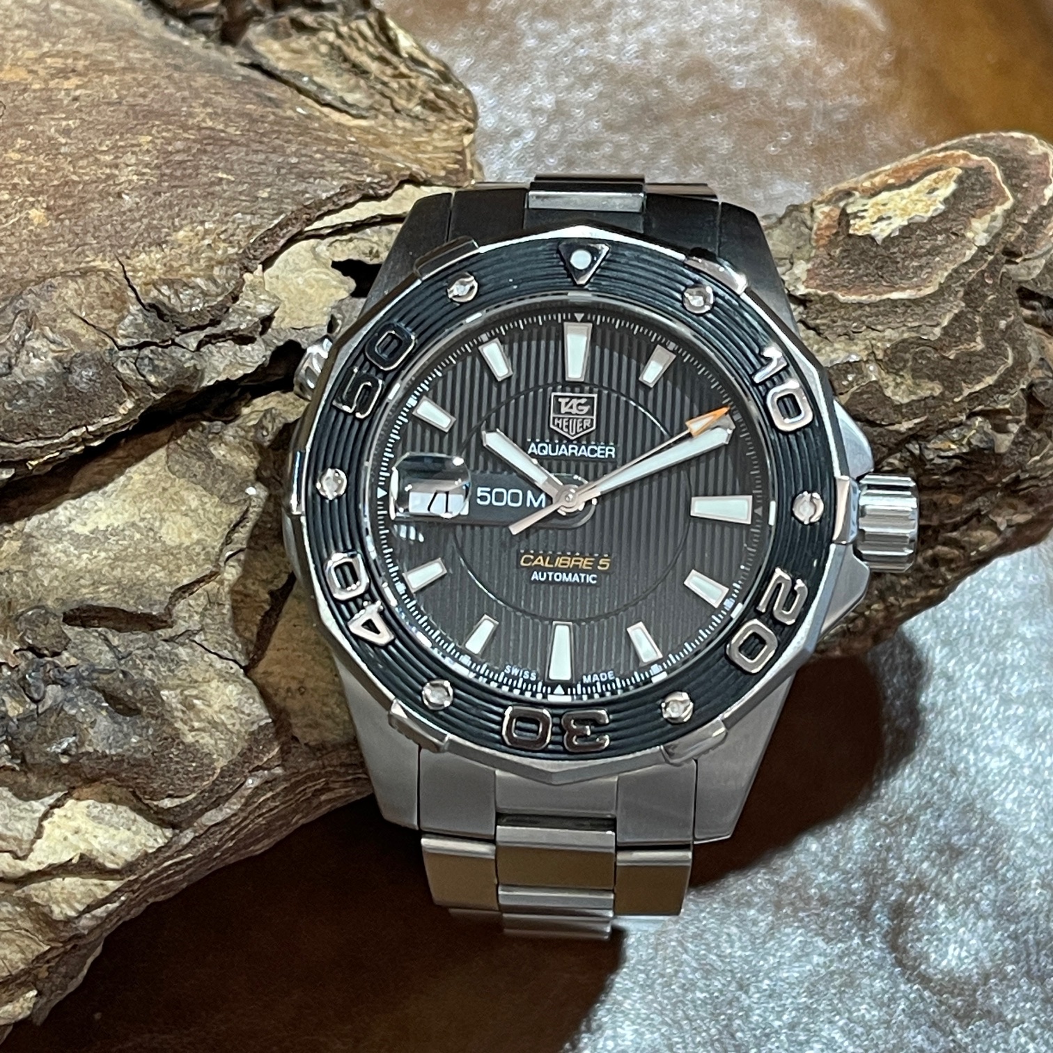 Tag Heuer Aquaracer 500M Ref. WAJ2110.FT6015  SEHR GUTER ZUSTAND - Stahl mit schwarzem Zifferblatt - Detailansicht der Uhr