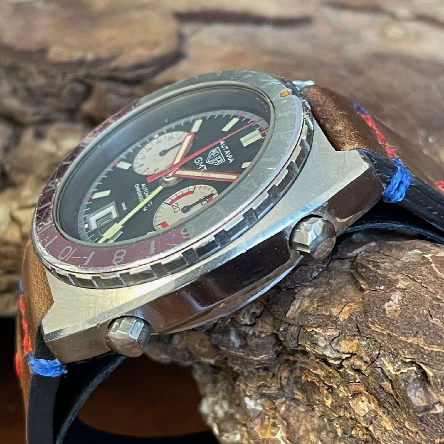 Heuer - Autavia GMT - Kal. 14 - Vintage - Ref. 11630 , unpoliert mit schwarzem Zifferblatt - Seitenansicht der Uhr mit Krone