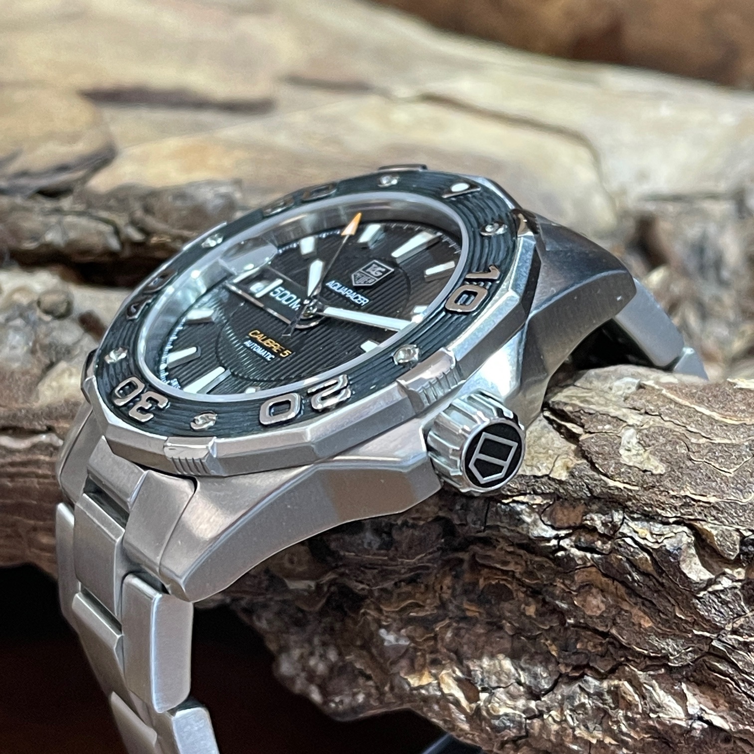Tag Heuer Aquaracer 500M Ref. WAJ2110.FT6015  SEHR GUTER ZUSTAND - Stahl mit schwarzem Zifferblatt - Seitenansicht der Uhr mit Krone