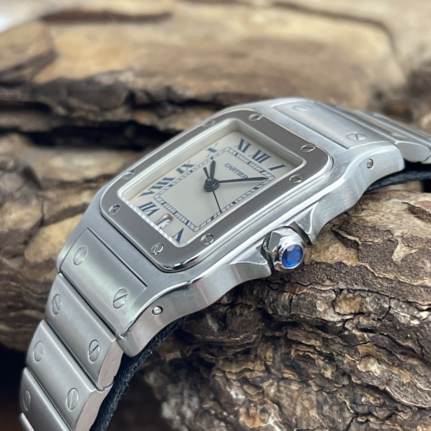Cartier - Santos de Cartier - FULLSET - Ref. W20018D6 - Edelstahl mit cremweiß Zifferblat in sehr gutem Zustand - Seitenansicht der Uhr
