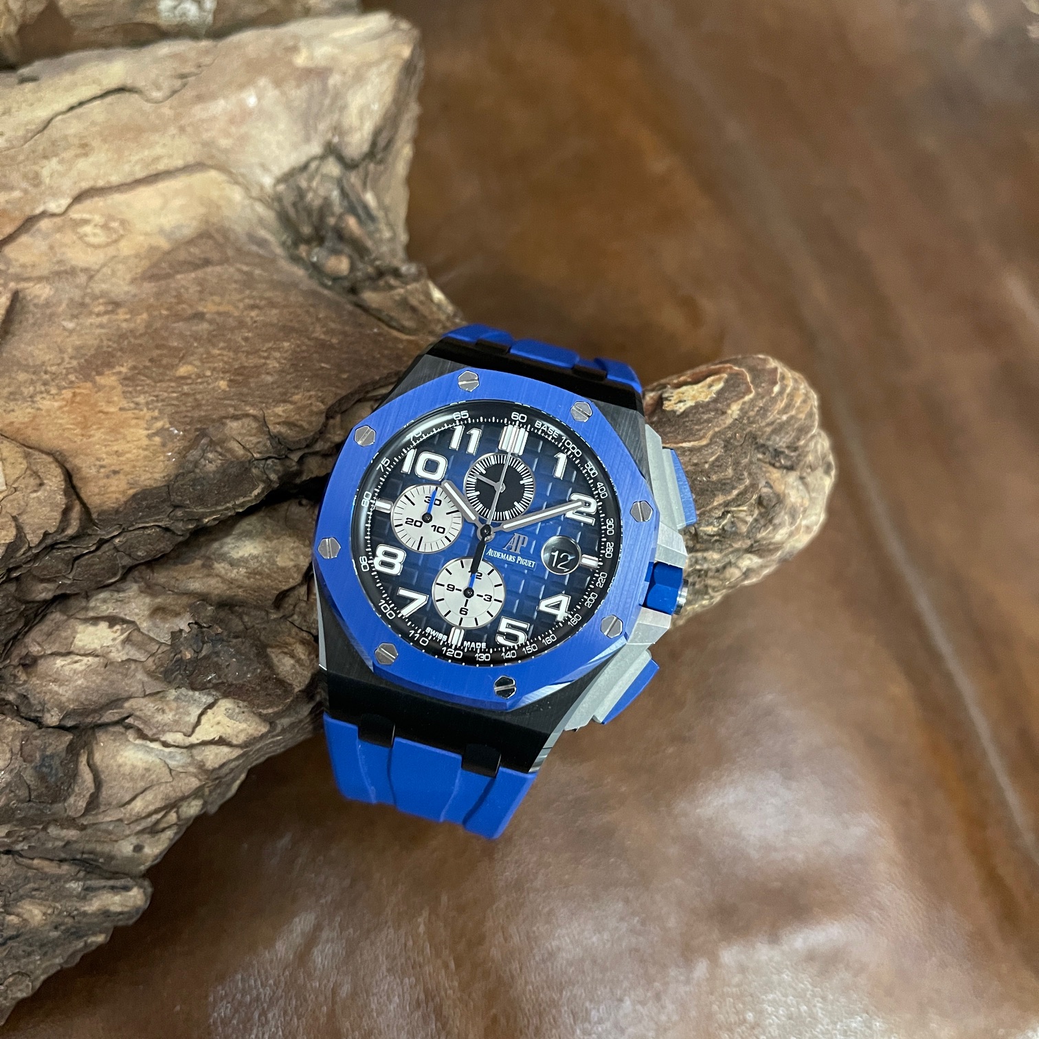 Audemars Piguet - Royal Oak Offshore 44 Chrono - FULLSET 2022 - Ref. 26405CE.OO.A030CA - Keramik mit blauem Zifferblatt in sehr gutem Zuistand - Gesamtansicht der Uhr