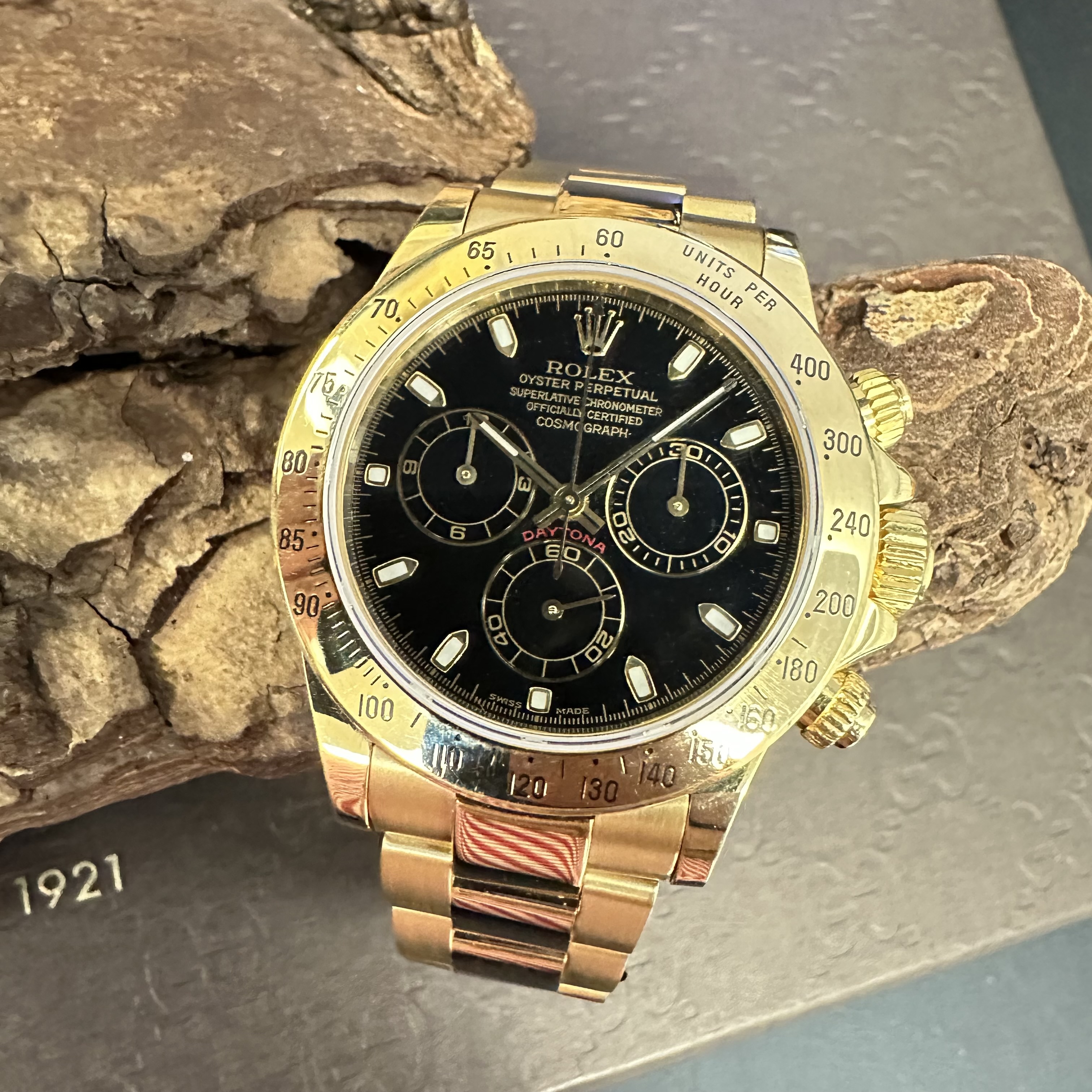 Rolex - Daytona - FULLSET - Ref. 116528-Gelbgold 750, Gebraucht in sehr guter Zustand mit schwarzem Ziferblatt, Detailansicht der Uhr