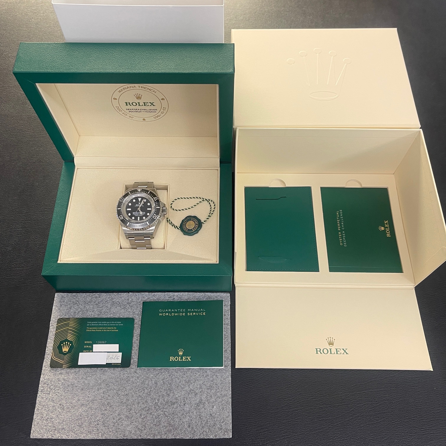 Rolex Herstellerbox mit Rolexpapieren und Garantiekarte einer gebrauchten Luxusuhr