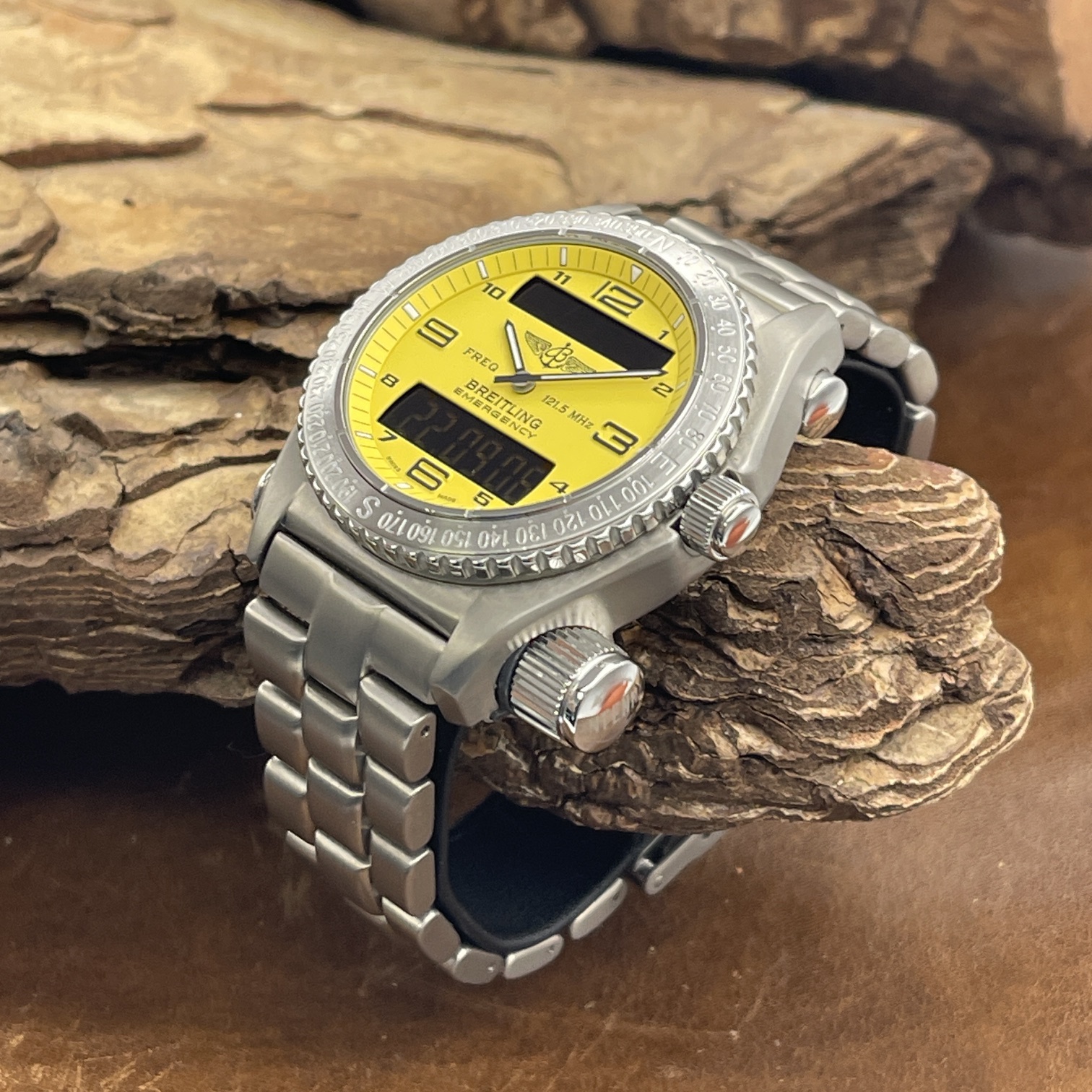 Breitling - Emergency - Ref. E56121.1 - gelb