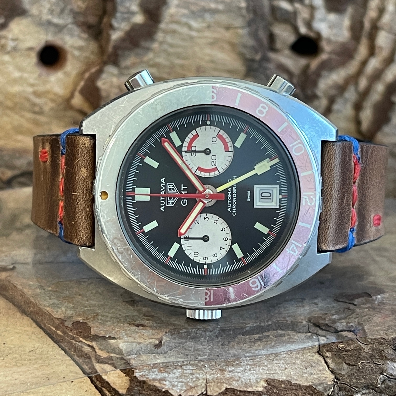 Heuer - Autavia GMT - Kal. 14 - Vintage - Ref. 11630 , unpoliert mit schwarzem Zifferblatt - Liegendeansicht der Uhr