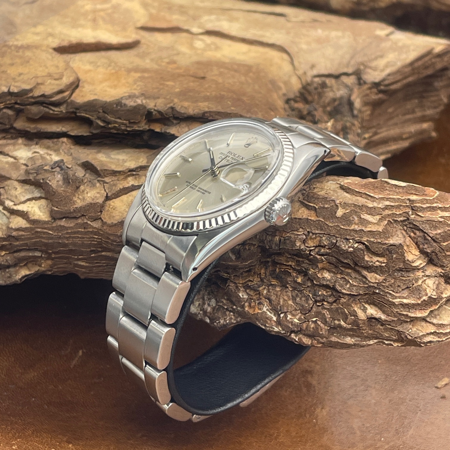 Rolex - Datejust 36- Edelstahl mit einer Lünette aus Weißgold - Ref.: 16000 - SEHR GUTER ZUSTAND, Vintage - Seitenansicht der Uhr mit Krone