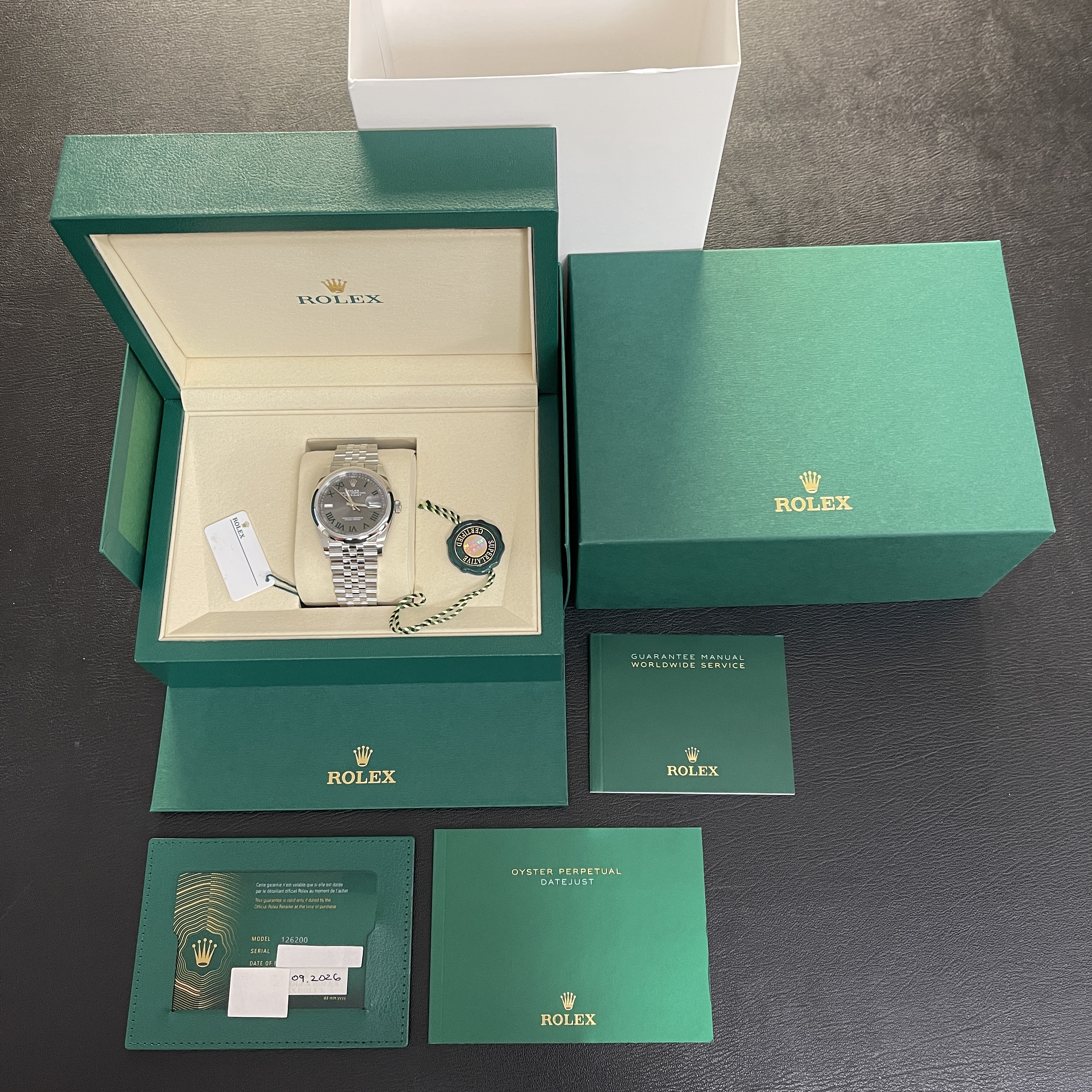 Rolex Herstellerbox mit Rolexpapieren und Garantiekarte einer gebrauchten Luxusuhr