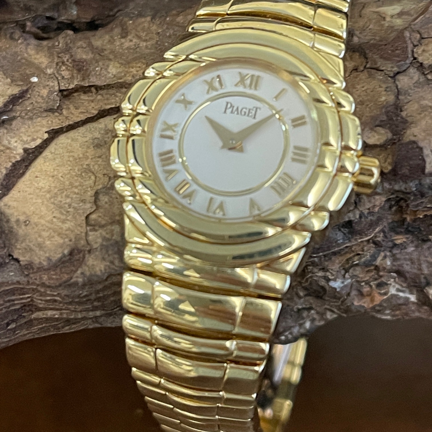 Piaget - Tanagra - 750er Gelbgold - Ref. 16033 M 401D -Weißes Zifferblatt in sehr Guter Zustand - Detailansicht der Uhr