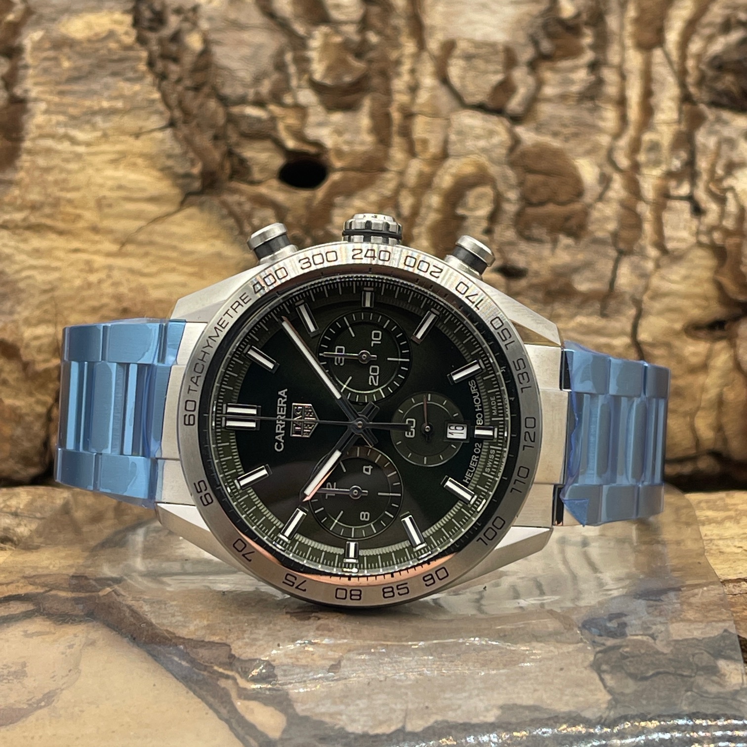 TAG Heuer - Carrera Chrono Calibre 02 - NEUWARE - FULLSET 2023 - Ref. CBN2a10.ba0643 - stahl mit grünem Zifferblatt -NEUWARE - Liegendeansicht der Uhr