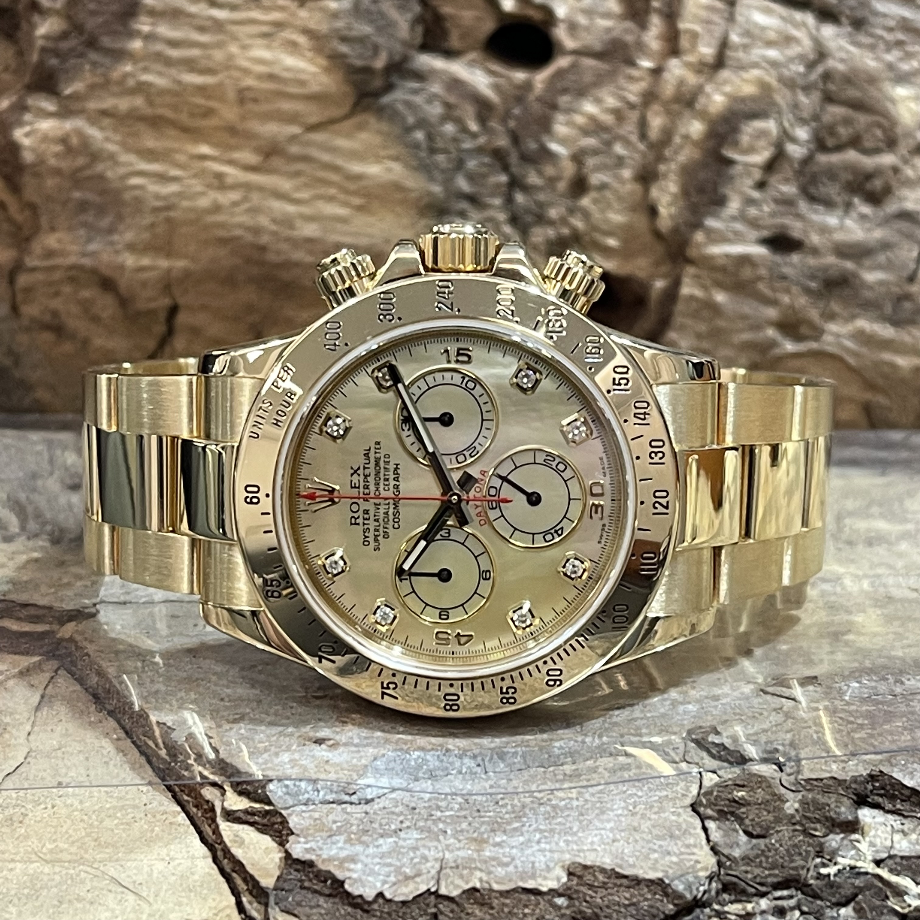 Rolex - Daytona Perlmuttblatt - FULLSET - Ref. 116528, sehr guter Zustand, Gelbgold 750, Liegendeansicht der Uhr