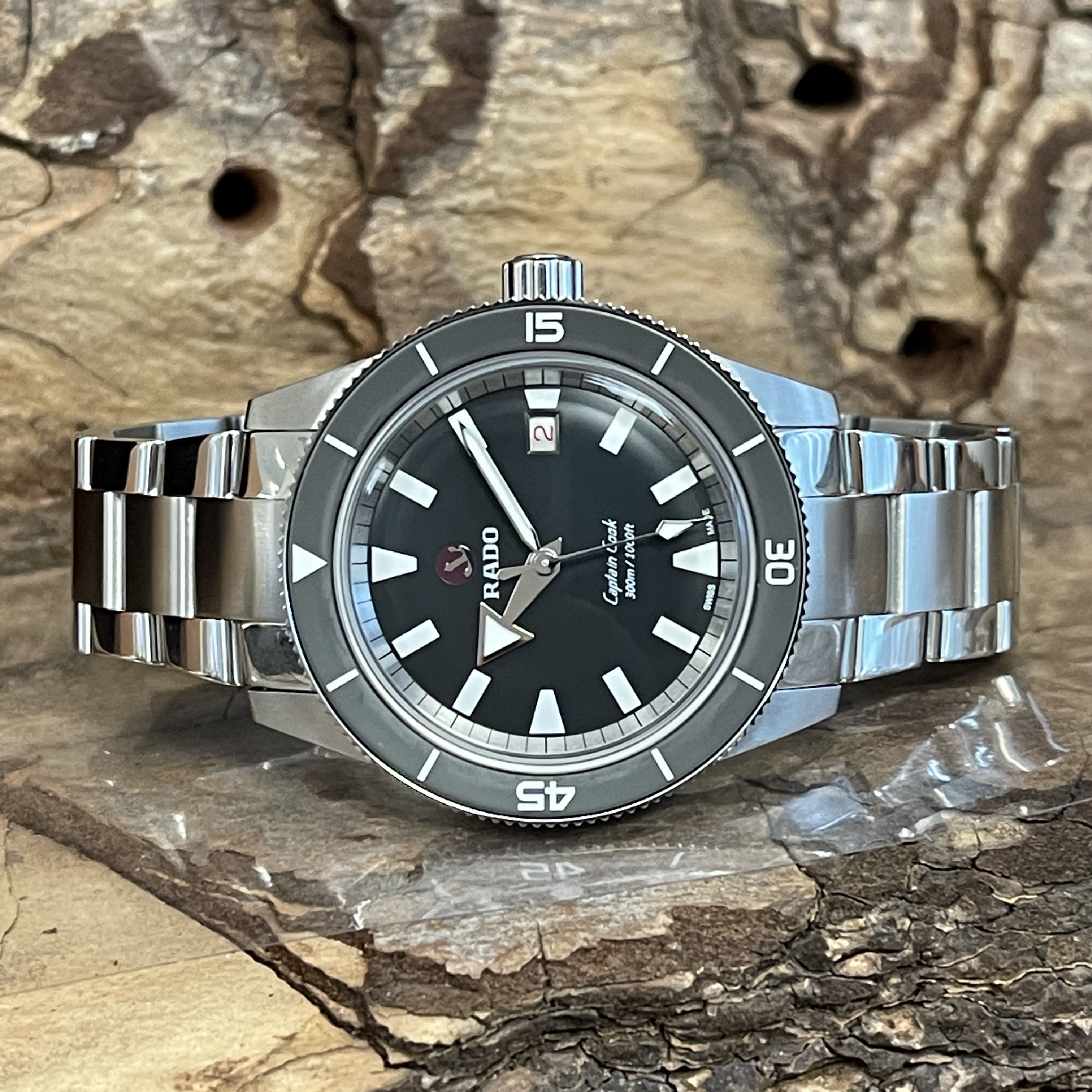 Rado Captain Cook Automatik - FULL SET 2024 - Limited - 42mm , Titan, Keramik mit schwarzem Zifferblatt in ungetragner Zustand - Liegendeansicht der Uhr