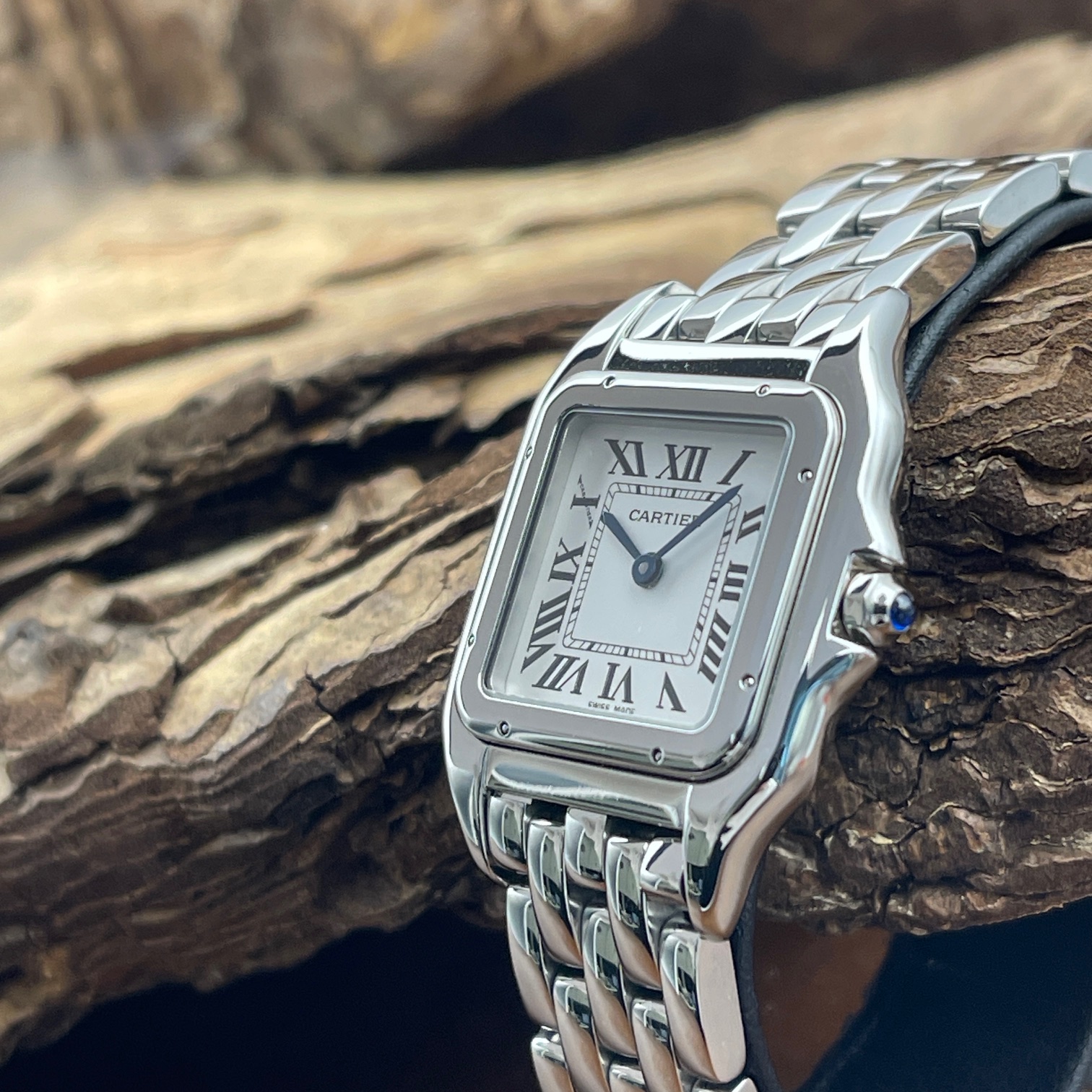 Cartier - Panthere Medium - Edelstahl - Ref. 4016 - Mit Cartier Box und weißem Zifferblatt - Seitenansicht der Uhr mit Krone