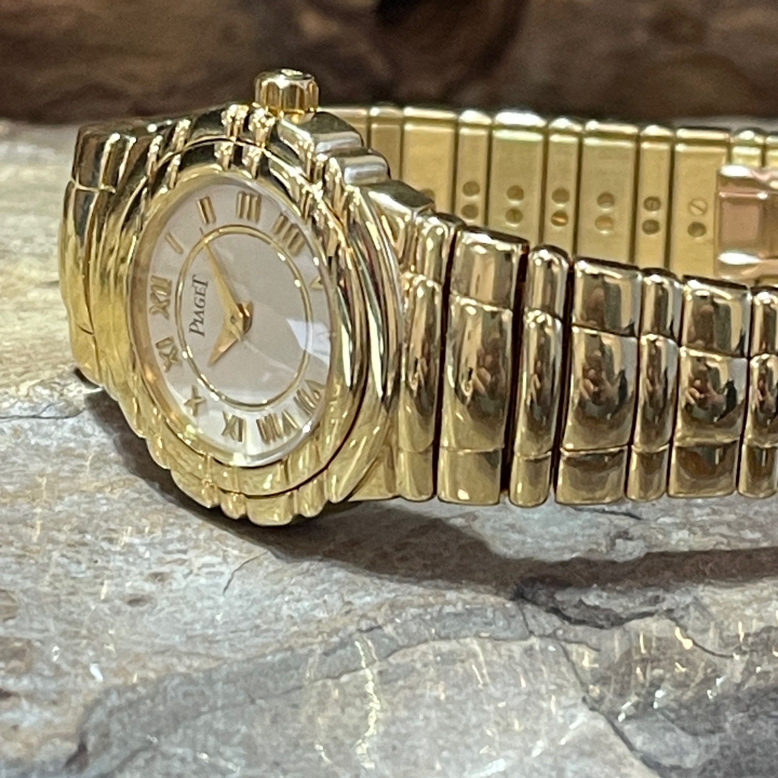 Piaget - Tanagra - 750er Gelbgold - Ref. 16033 M 401D -Weißes Zifferblatt in sehr Guter Zustand - Liegendeansicht der Uhr
