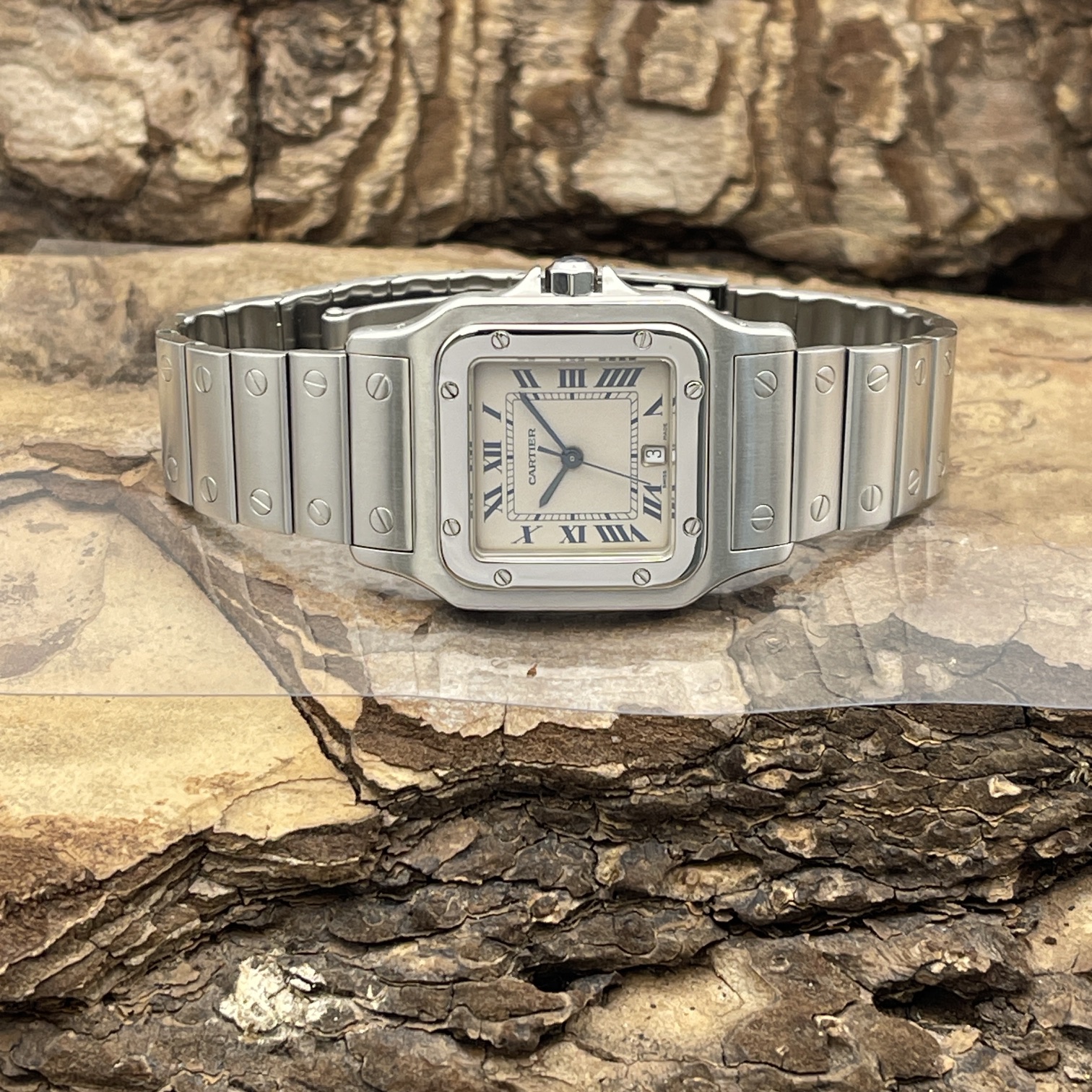 Cartier - Santos de Cartier - FULLSET - Ref. W20018D6 - Edelstahl mit cremweiß Zifferblat in sehr gutem Zustand - Liegendeansicht der Uhr