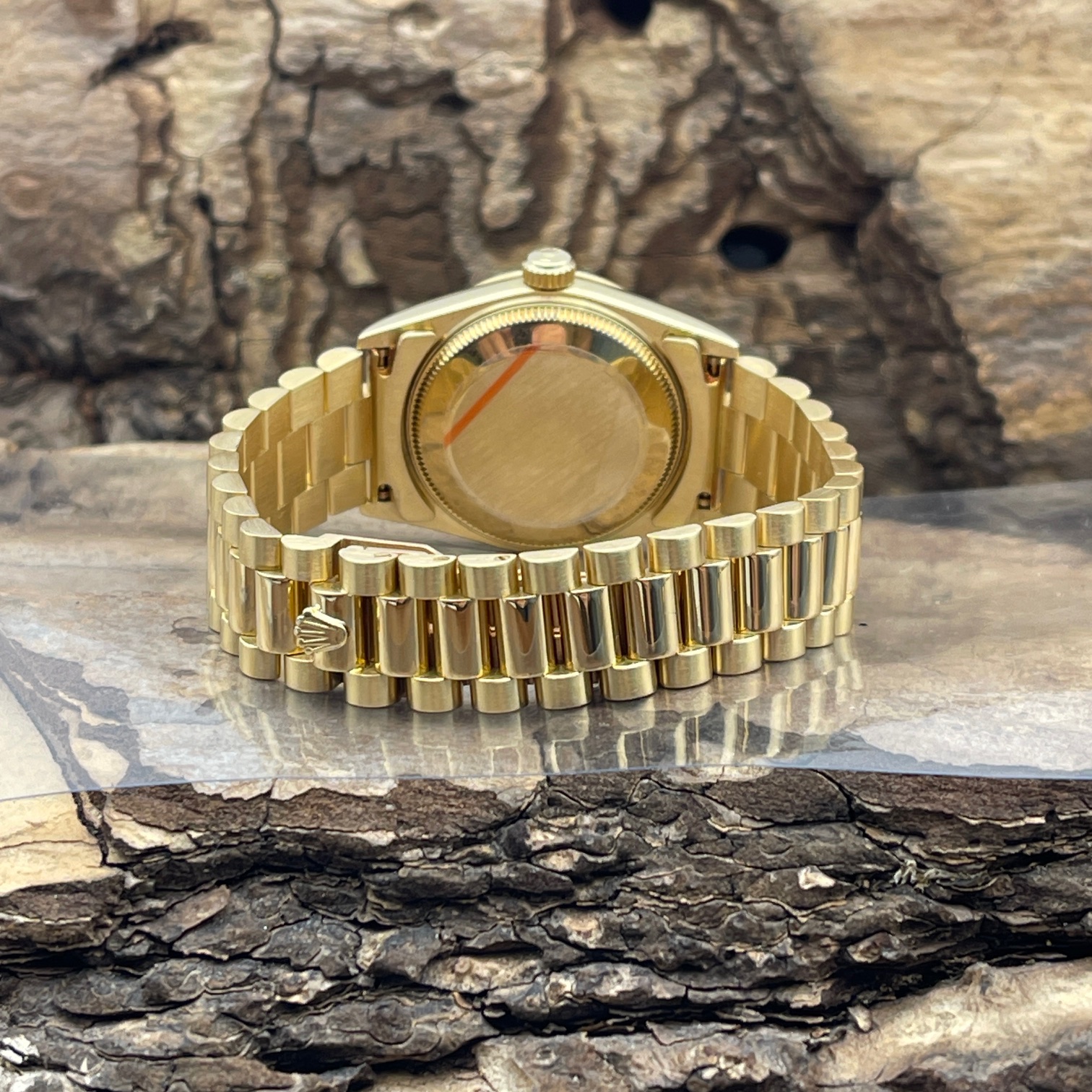 Rolex - Datejust 31 - Ref.:68278 - Gelbgold 750 - SEHR GUTER ZUSTAND mit weißem Zifferblatt - Rückseite der Uhr mit Gehäuseboden und Faltschließe