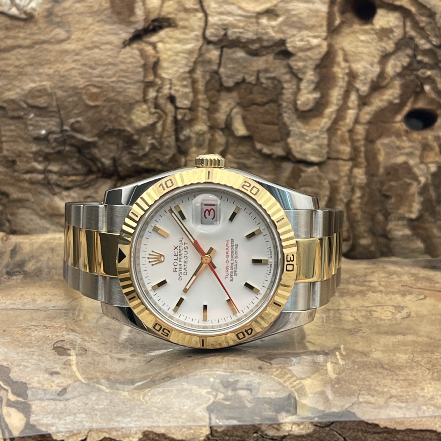 Rolex - Datejust Turn-O-Graph Bicolor 36mm - Ref.116263 - Stahl/Gelbgold mit weißem Zifferblatt in sehr gutem Zustand - Liegendeansicht der Uhr