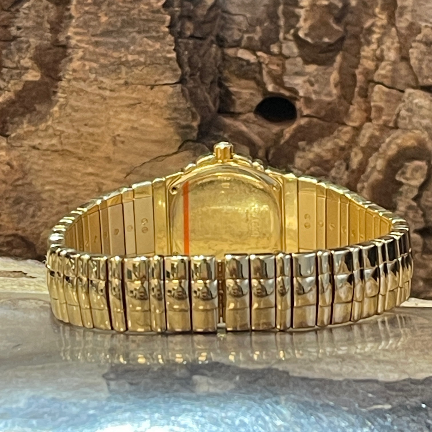 Piaget - Tanagra - 750er Gelbgold - Ref. 16033 M 401D -Weißes Zifferblatt in sehr Guter Zustand - Rückseite der Uhr mit Doppelfaltschließe und Gehäuseboden