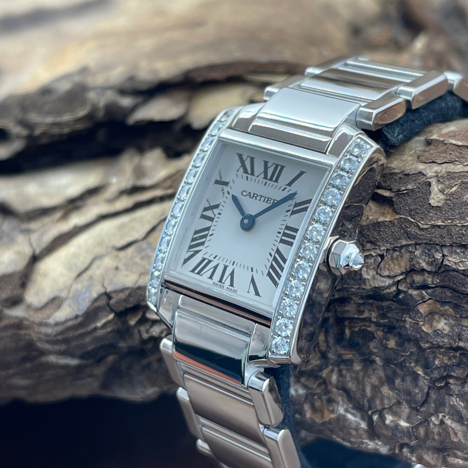 Cartier - Tank Francaise Lady - FULL SET 2002 - Ref. 2403 - Weißgold mit weißem Zifferblatt und Diamanten in sehr gutem Zustand - Seitenansicht der Uhr
