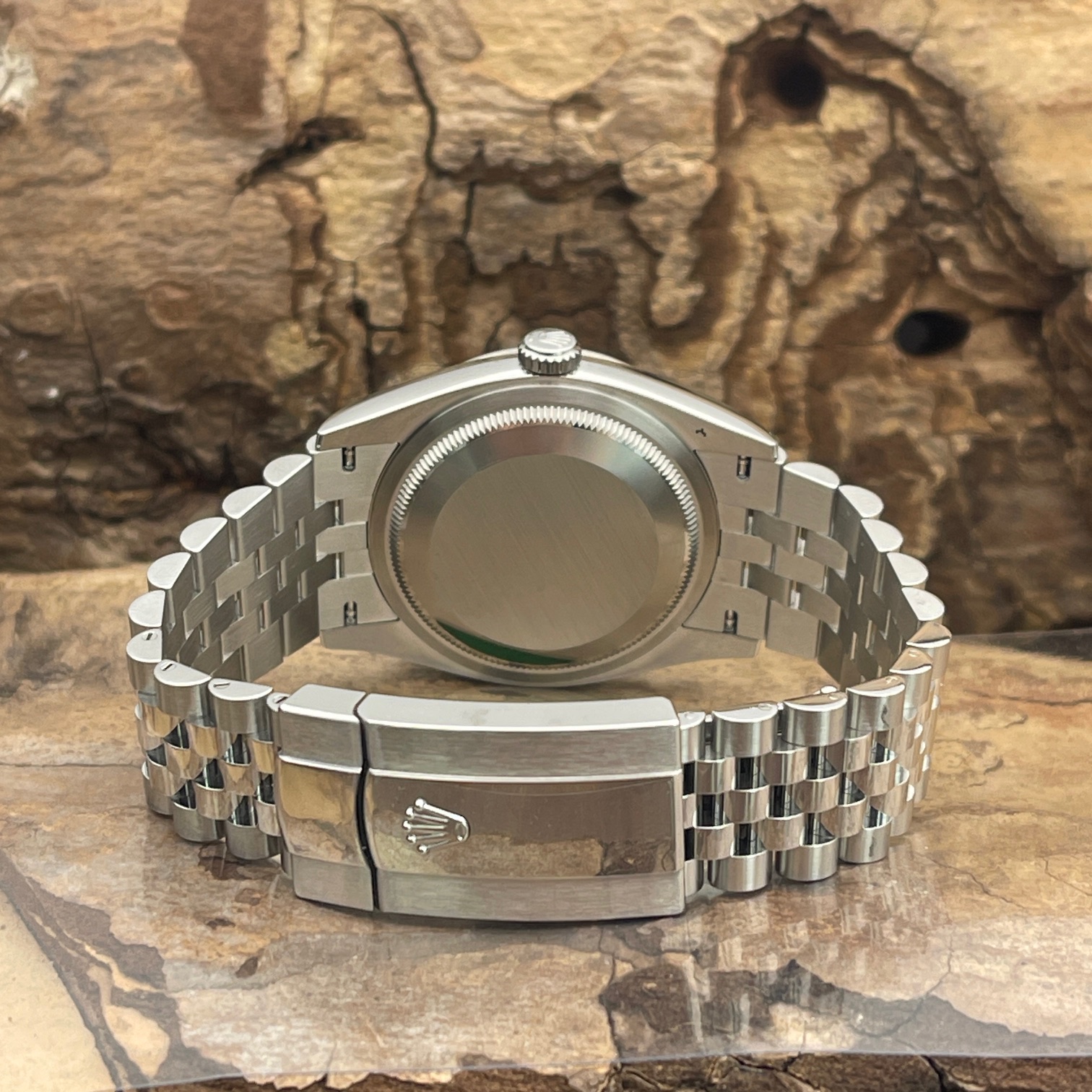 Rolex - Datejust ,,Wimbeldon'' 36 - Ref.: 126200 - Box und Papieren aus 2026 - UNGETRAGEN mit grauem Zifferblatt - Rückseite der Uhr mit Gehäuseboden und Faltschließe