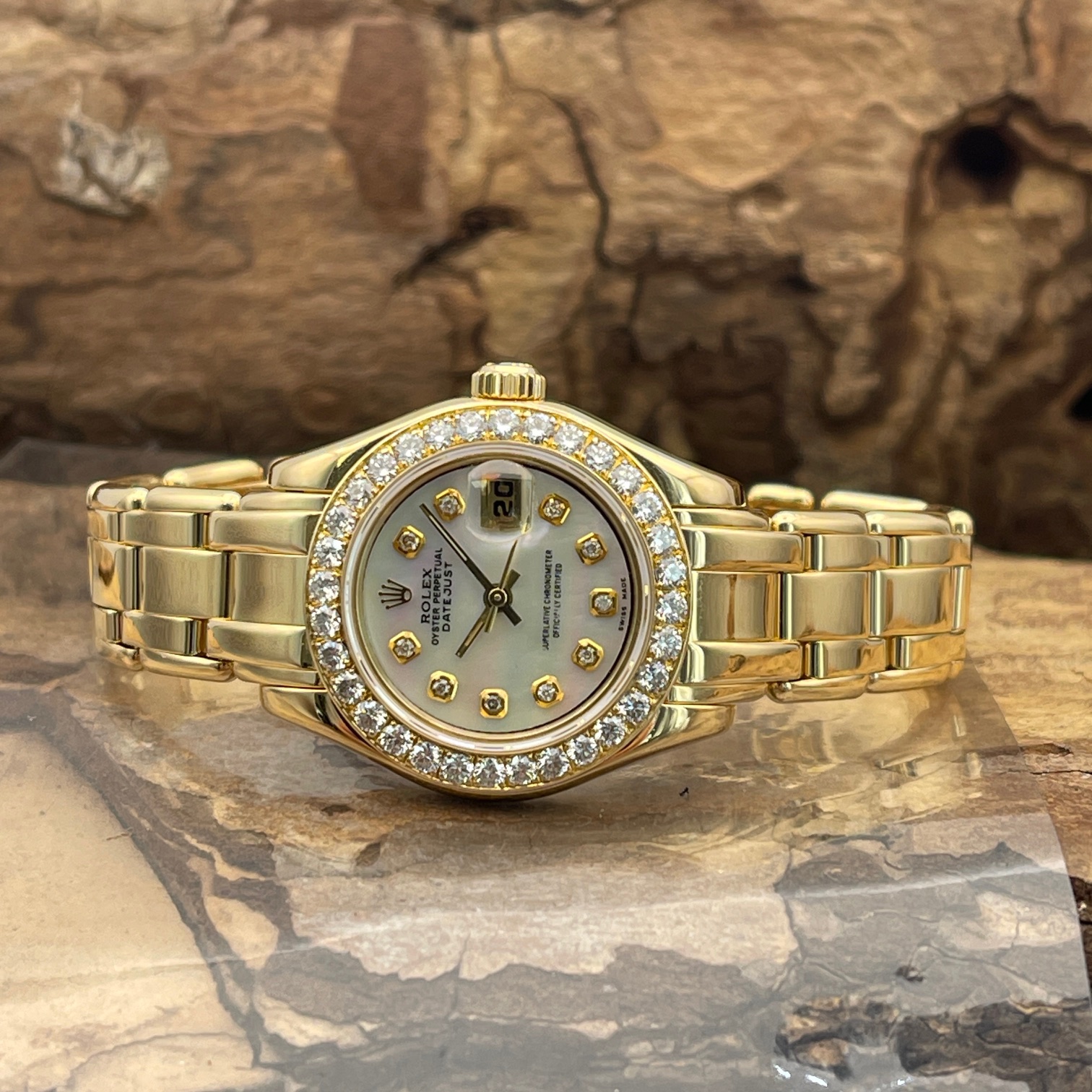 Rolex - Pearlmaster - 18K Yellow Gold app. 102gr. - Ref. 80298 - in sehr gutem Zustand mit perlmutt Zifferblatt - Liegendeansicht der Uhr