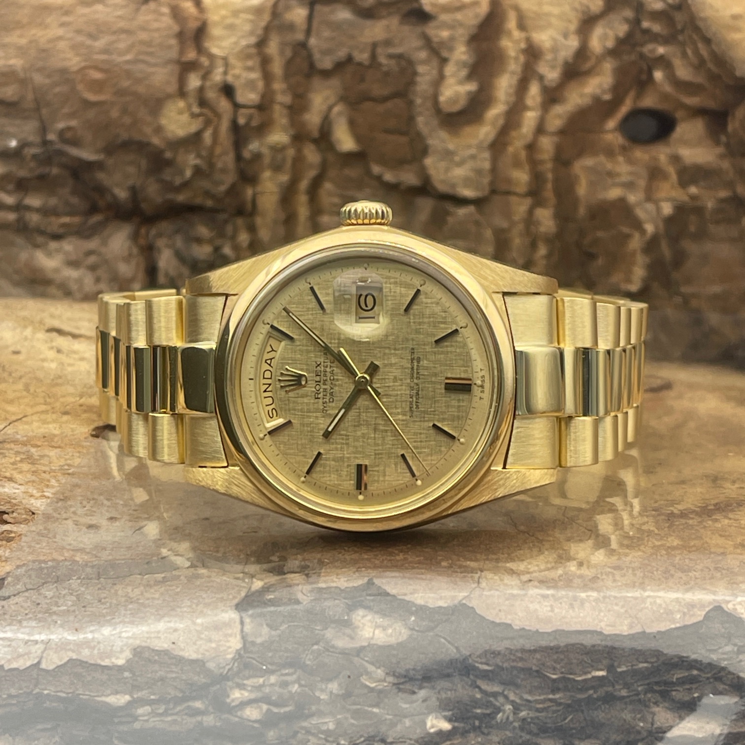 Rolex - Day-Date 36 - 18k Yellow Gold - Vintage, Full Set 1970 - Ref. 1803 - in sehr gutem Zustand mit goldenes Zifferblatt - Liegendeansicht der Uhr