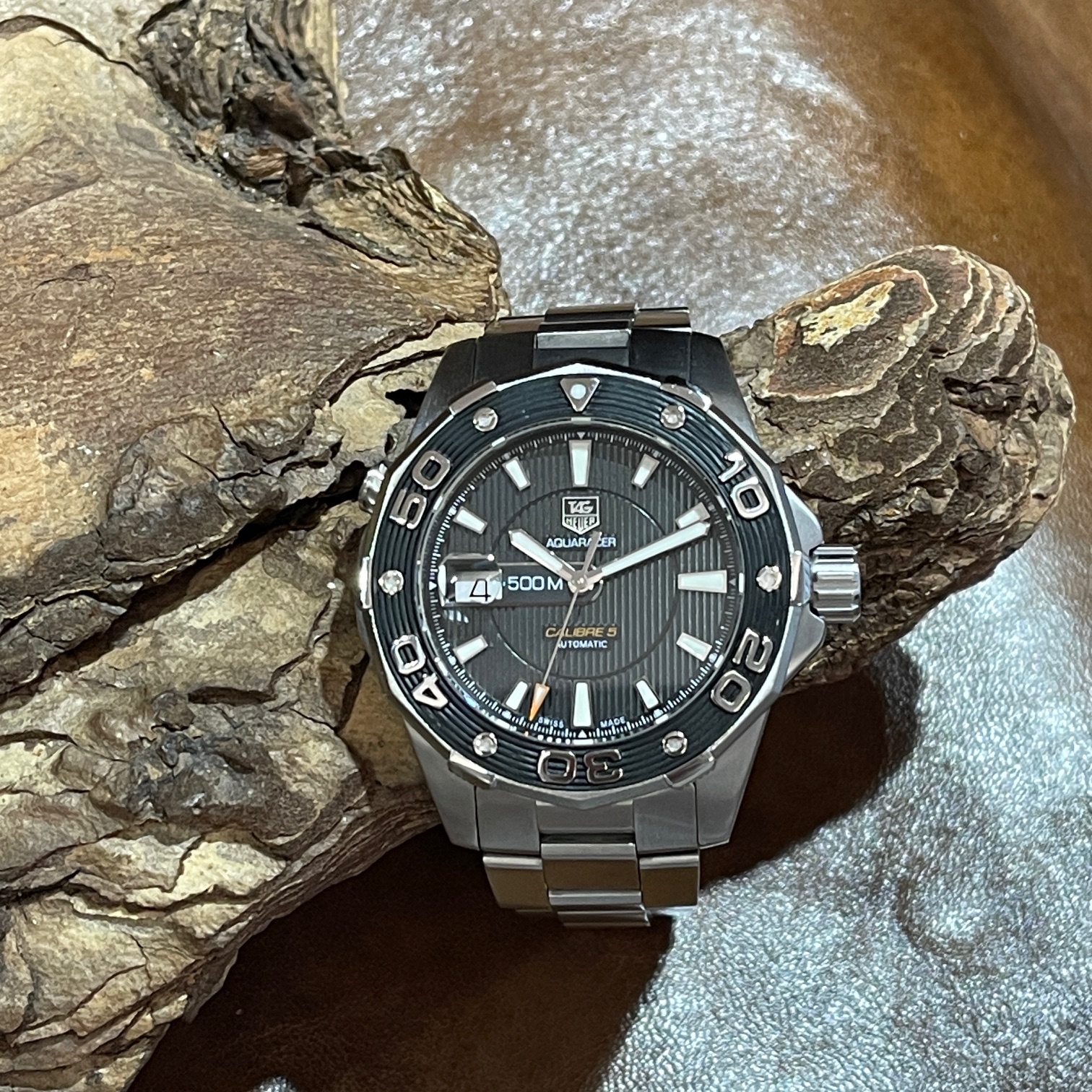 Tag Heuer Aquaracer 500M Ref. WAJ2110.FT6015  SEHR GUTER ZUSTAND - Stahl mit schwarzem Zifferblatt - Gesamtansicht der Uhr