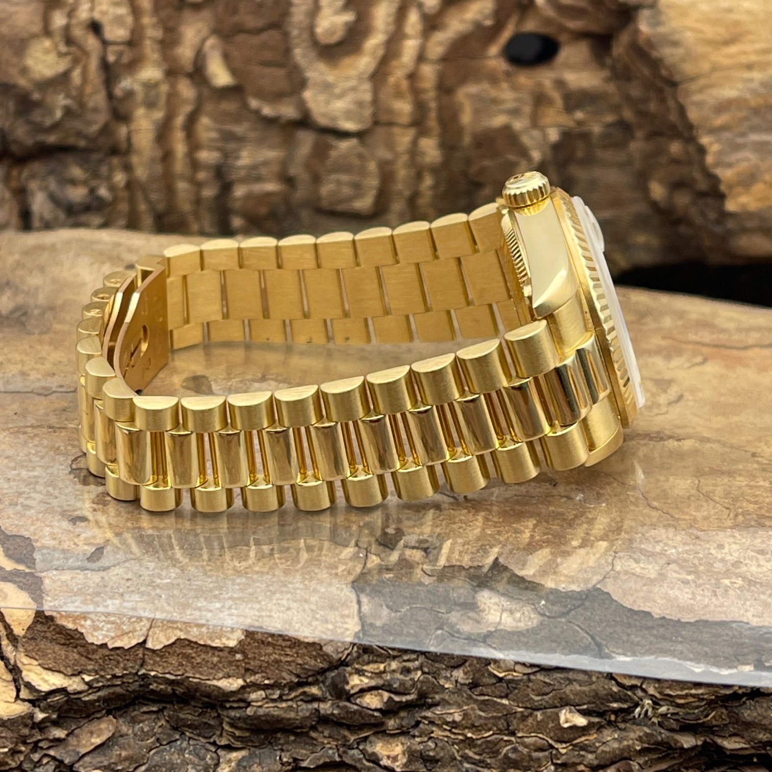 Rolex - Datejust 31 - Ref.:68278 - Gelbgold 750 - SEHR GUTER ZUSTAND mit weißem Zifferblatt - Goldene Präsidentband