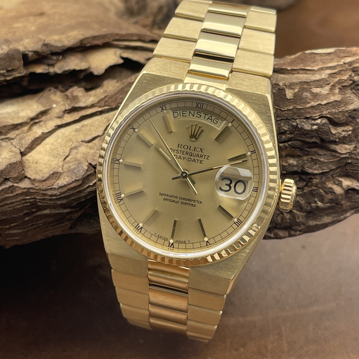 Rolex - Day-Date Oysterquarz 18ct Yellow Gold - Ref. 19018